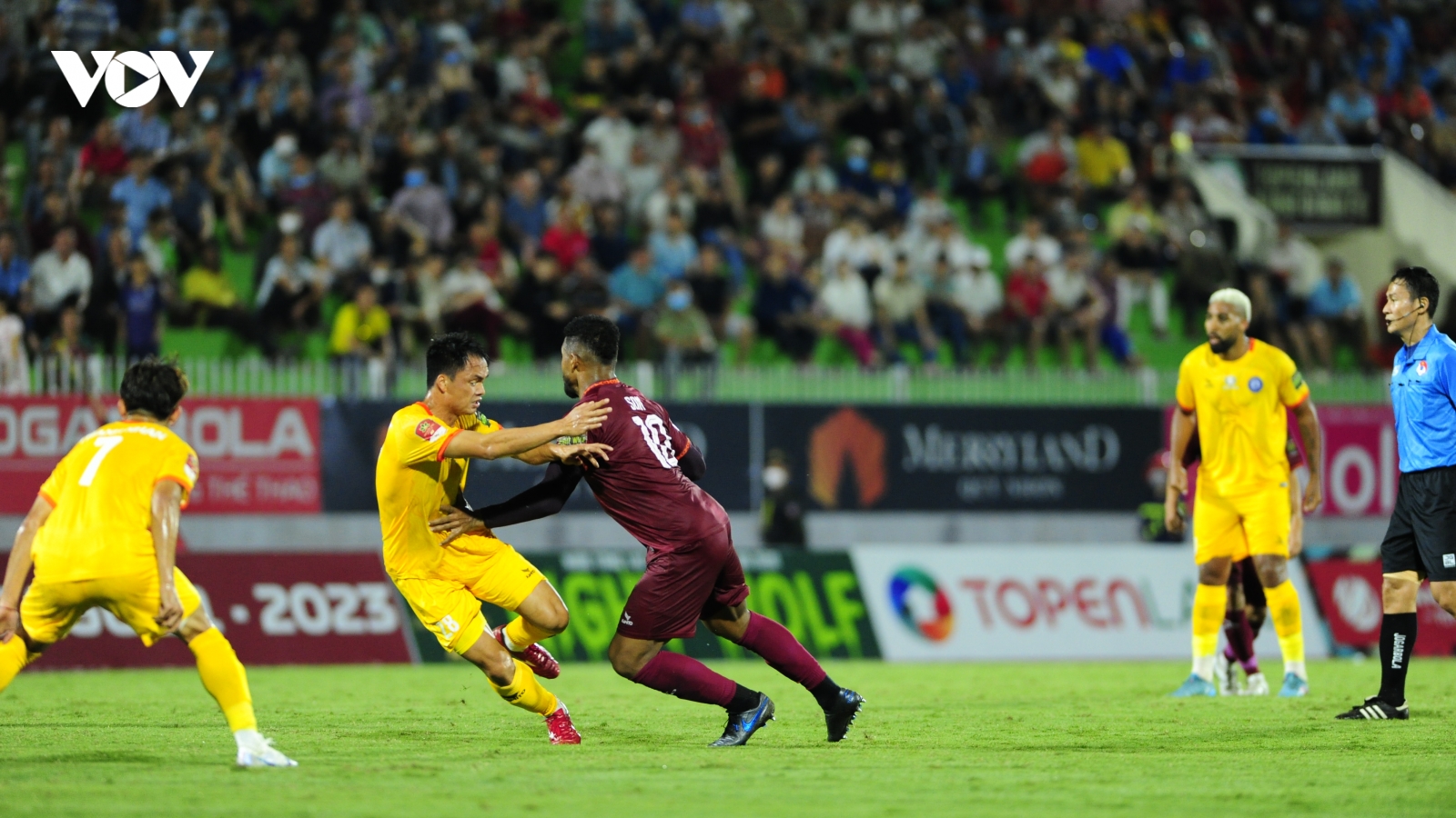 Cựu cầu thủ HAGL nhận thẻ đỏ đầu tiên của V-League 2023