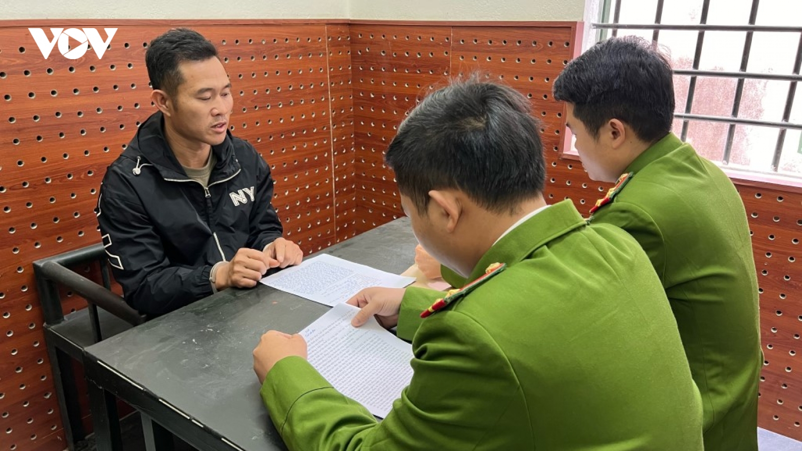 Nửa đêm, anh thợ xây dựng bị bắt cùng 2.000 viên ma túy