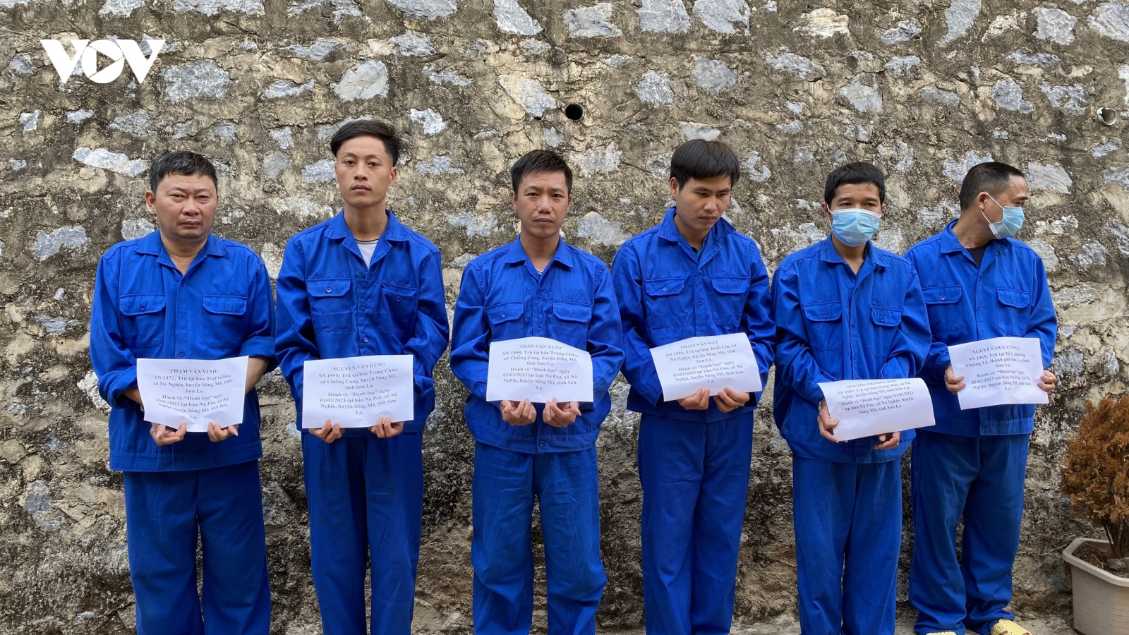 Con bạc bỏ chạy khi bị công an vây bắt trong đêm