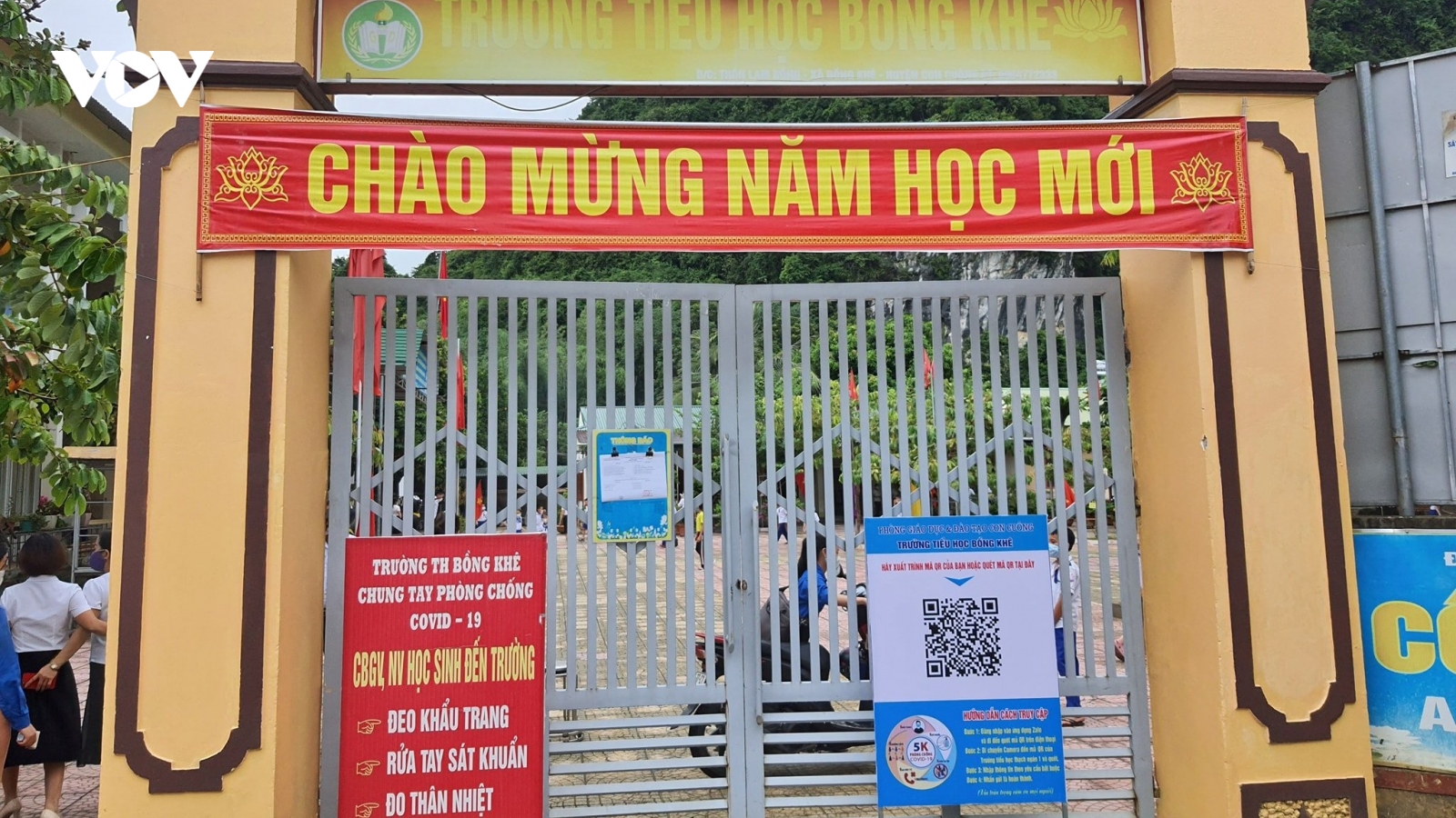 Tạm đình chỉ công tác nam giáo viên bị tố “đụng chạm” nữ sinh lớp 5