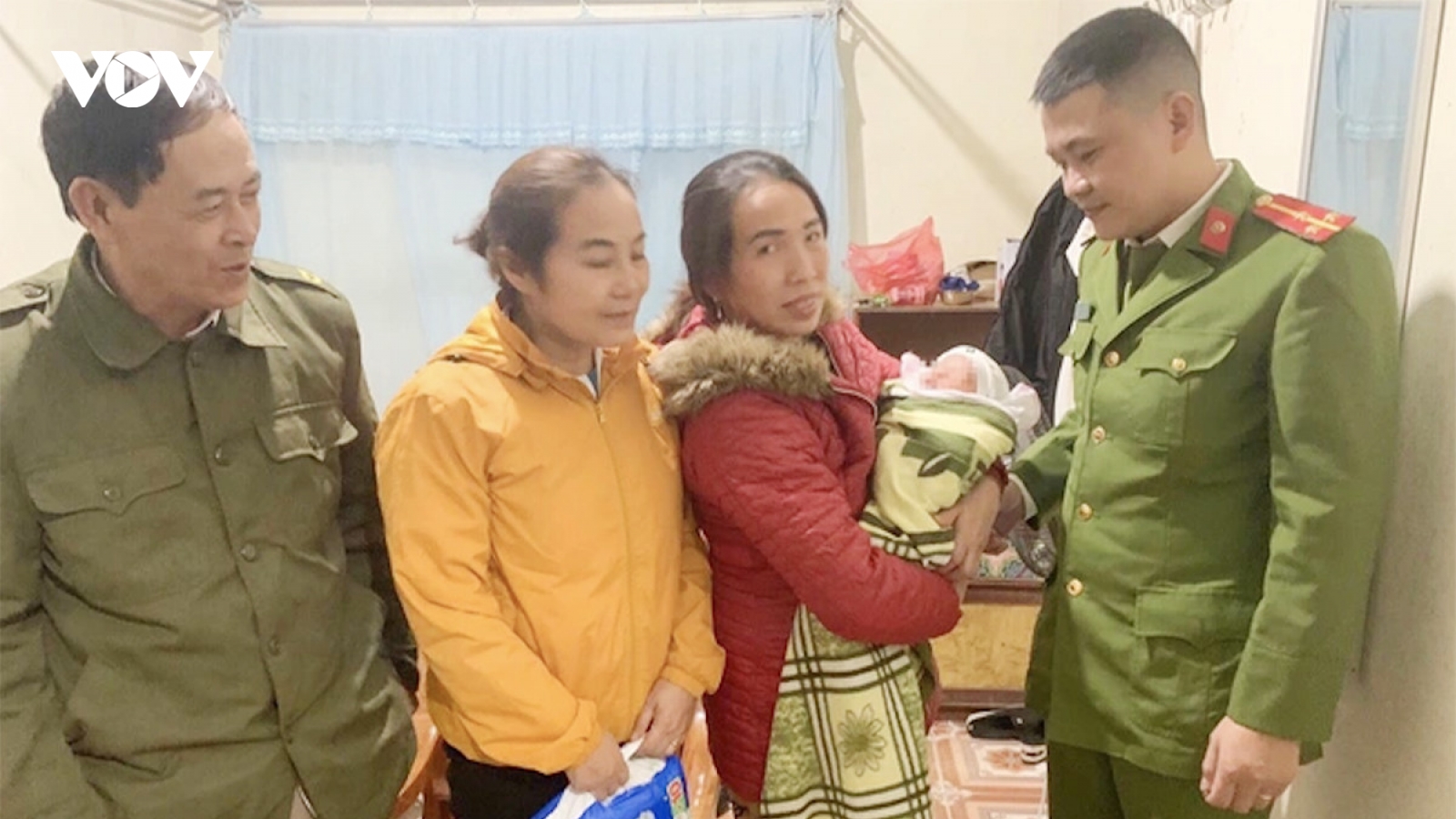 Bé gái sơ sinh bị bỏ lại trong đêm lạnh buốt, cùng bức thư của người mẹ