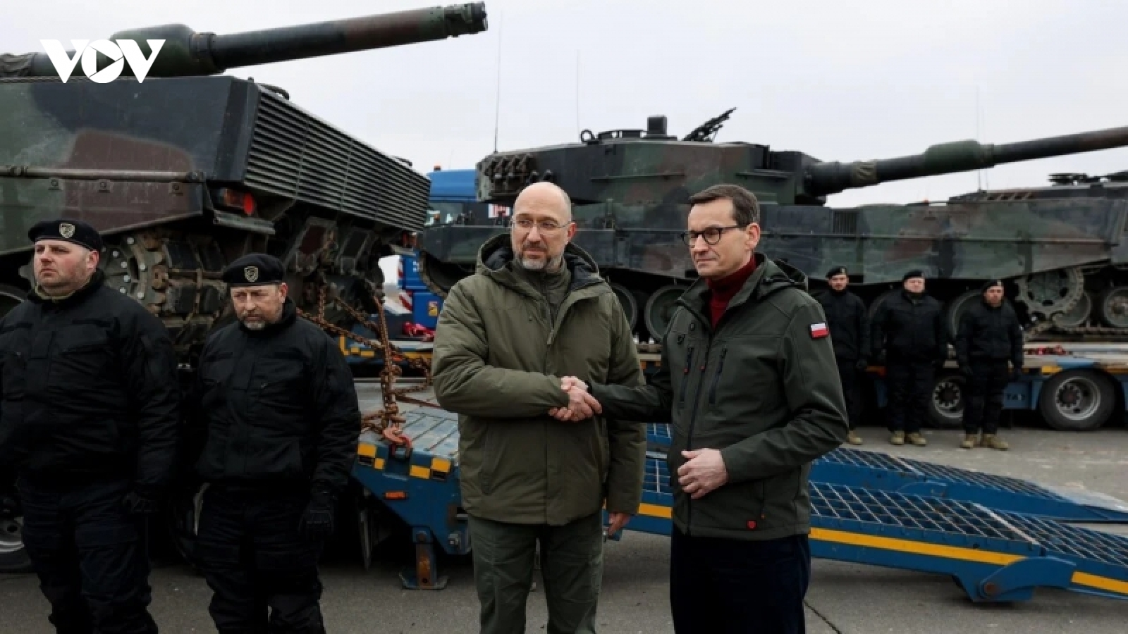 Quốc gia EU đầu tiên bàn giao xe tăng chiến đấu Leopard 2 cho Ukraine