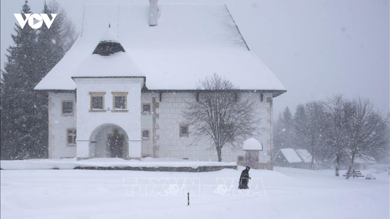 Bão tuyết gây gián đoạn giao thông và mất điện tại Séc và Slovakia