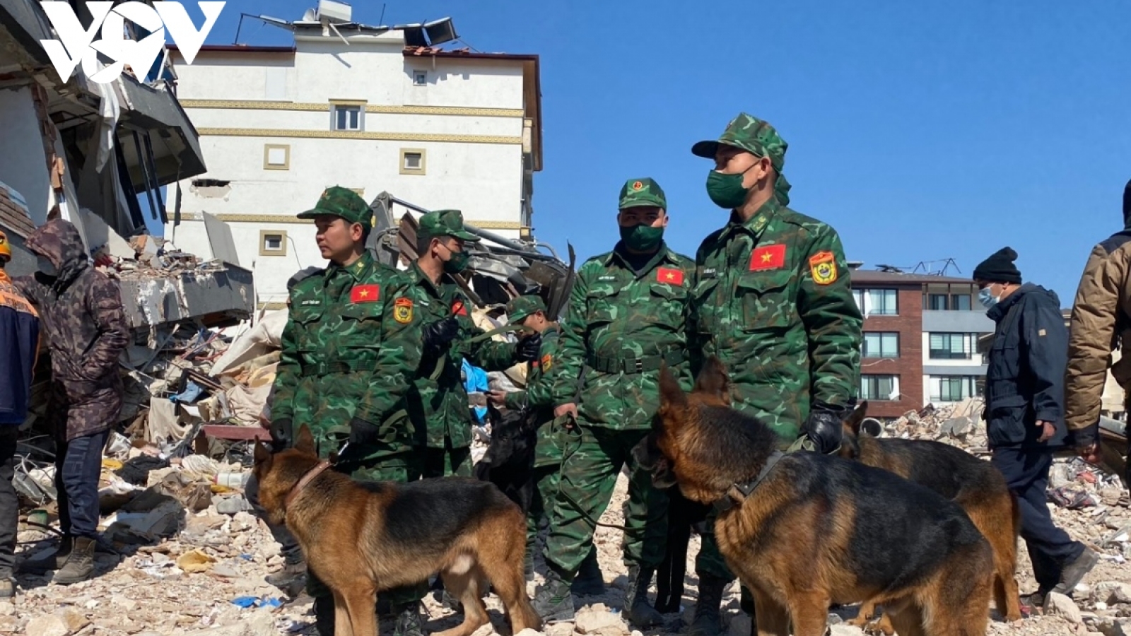 "Chúng tôi coi những nạn nhân dưới đống đổ nát là đồng bào, là người thân của mình"