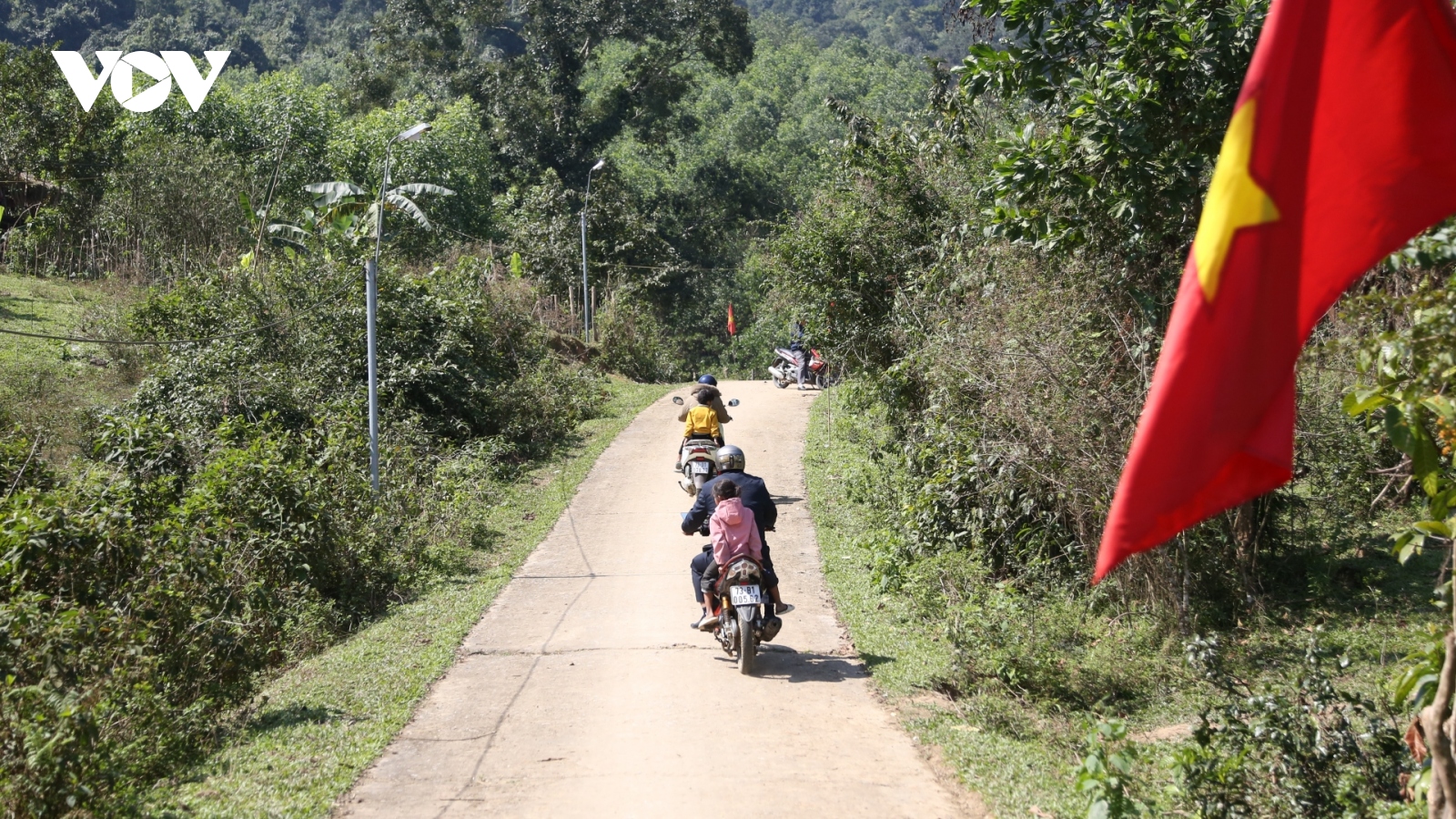 Thầy cô mua kẹo bánh vào tận bản, vận động học sinh đến lớp sau Tết