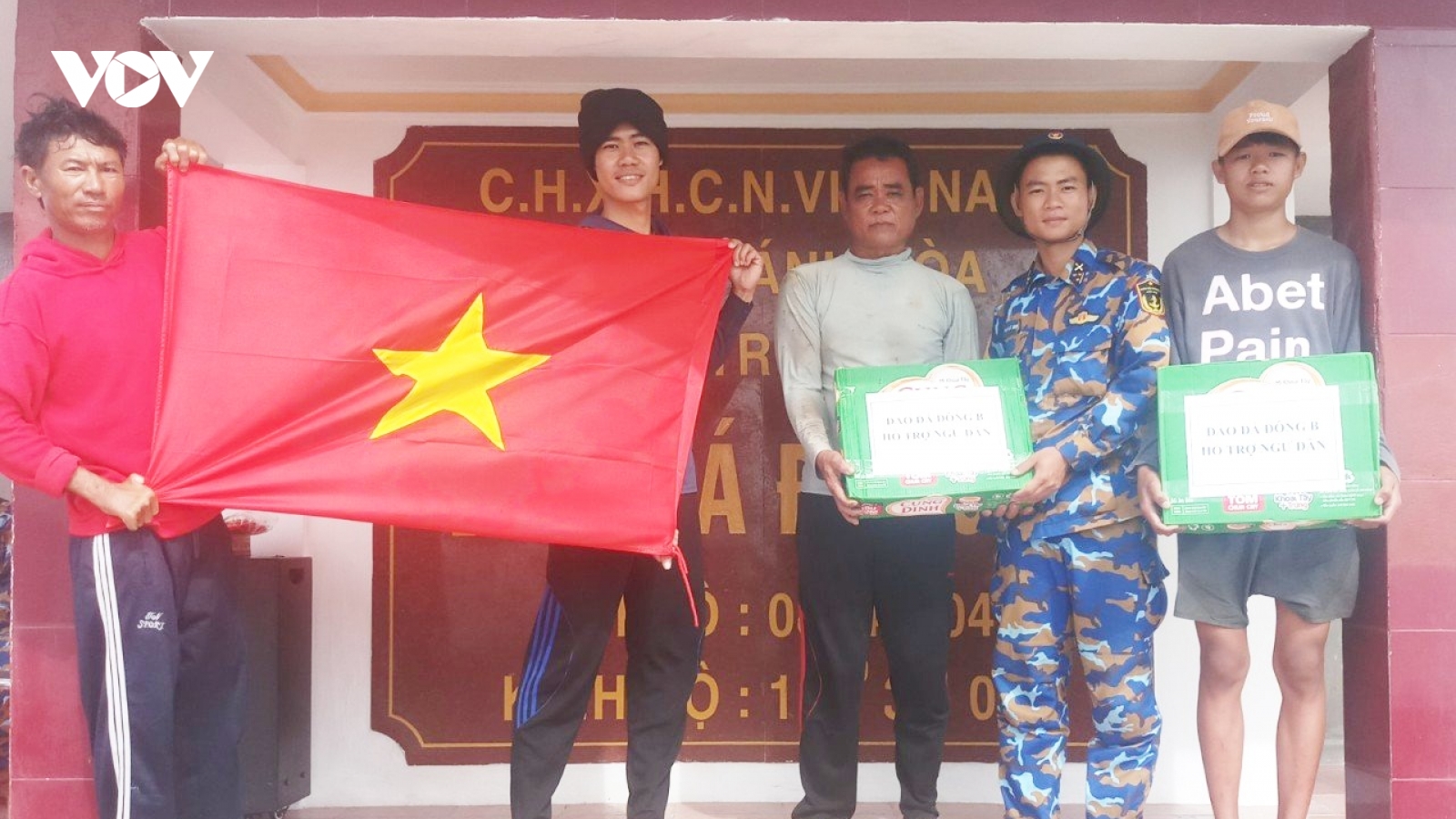 Quân đội hỗ trợ ngư dân bị cạn lương thực do thời tiết xấu ở Trường Sa