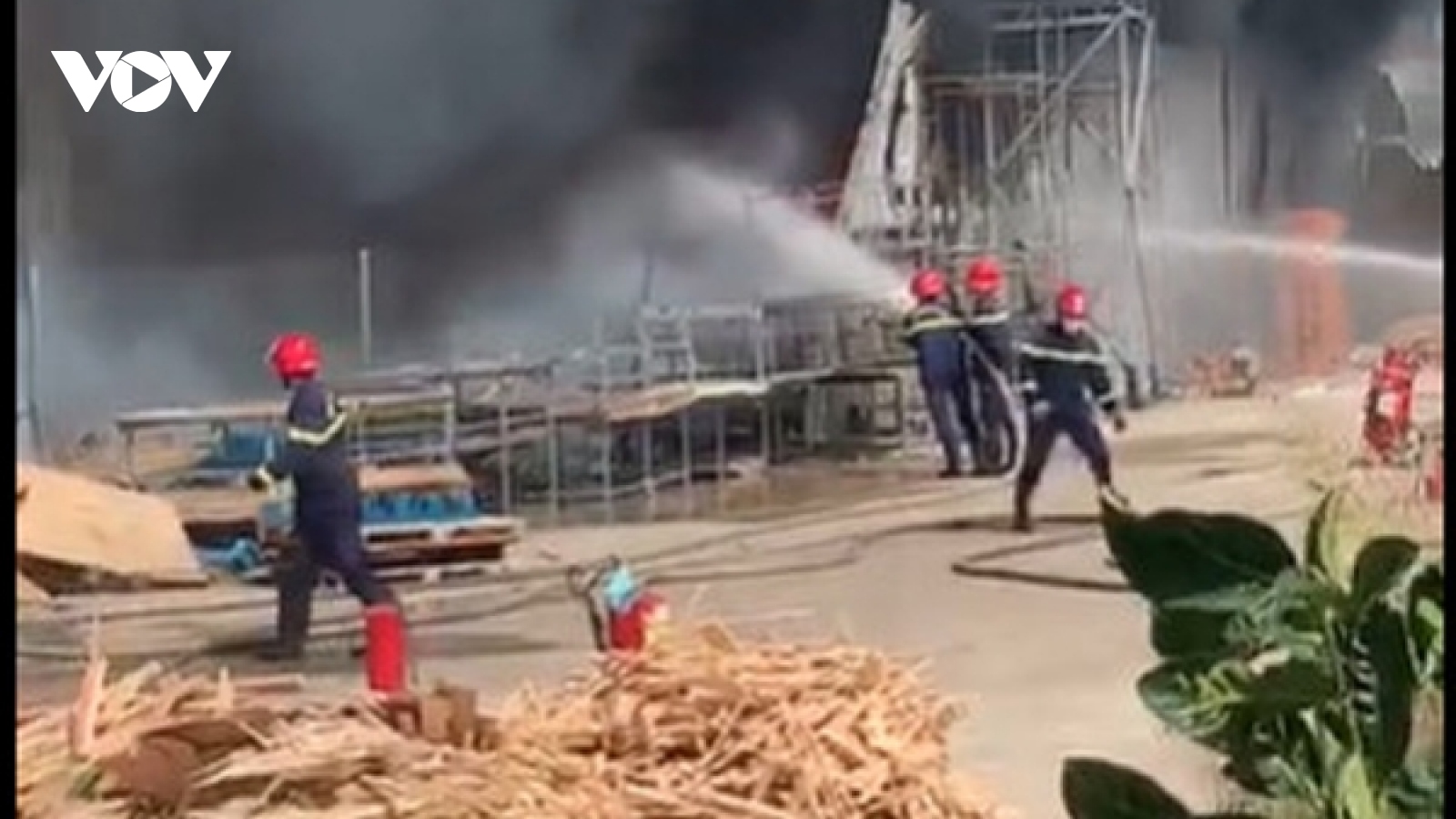 Nhà xưởng công ty chế biến gỗ ở Bình Phước bất ngờ bốc cháy dữ dội