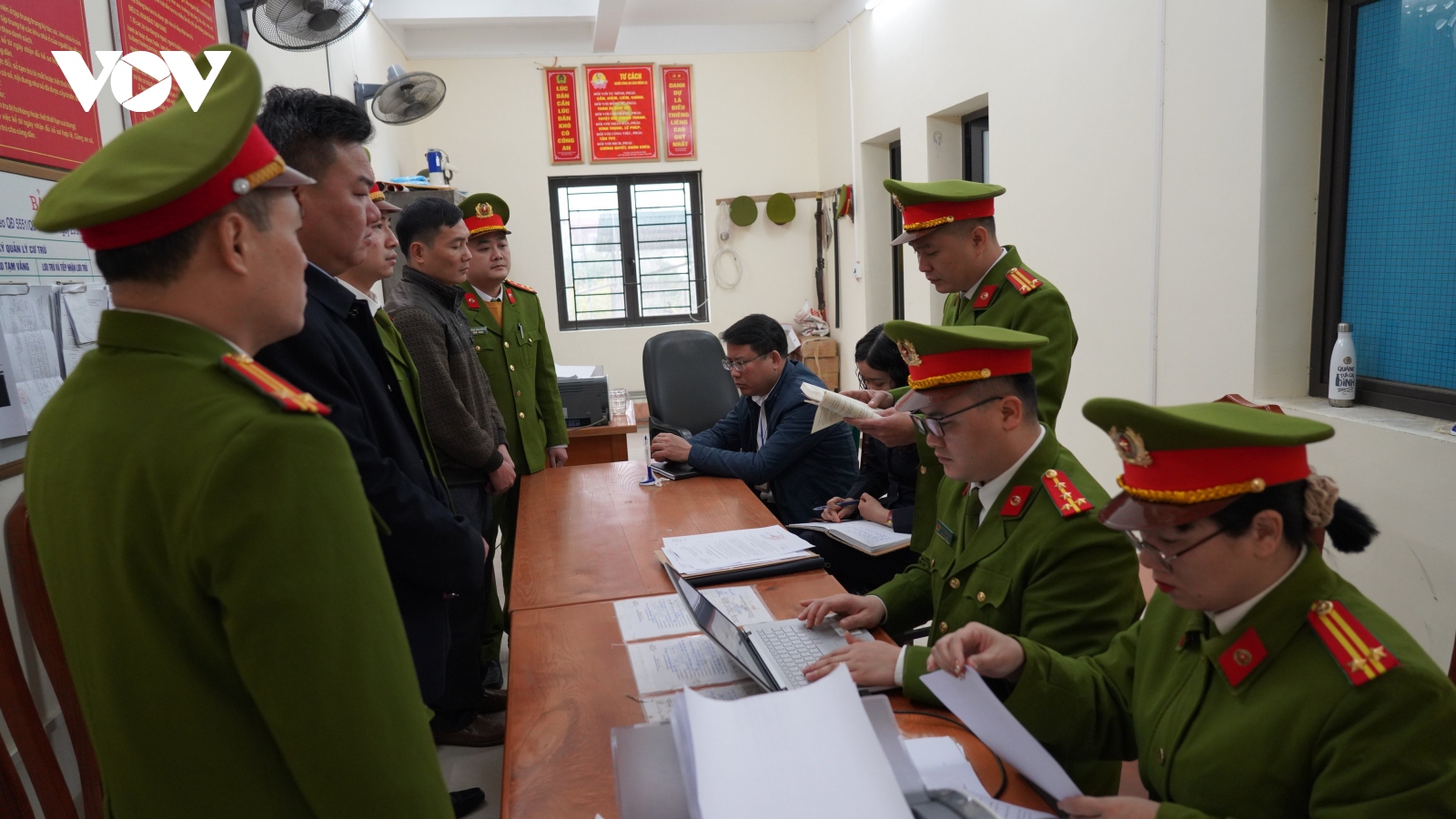 Bắt tạm giam 2 cán bộ xã ở Hà Giang thuê người khai thác cát, sỏi trái phép