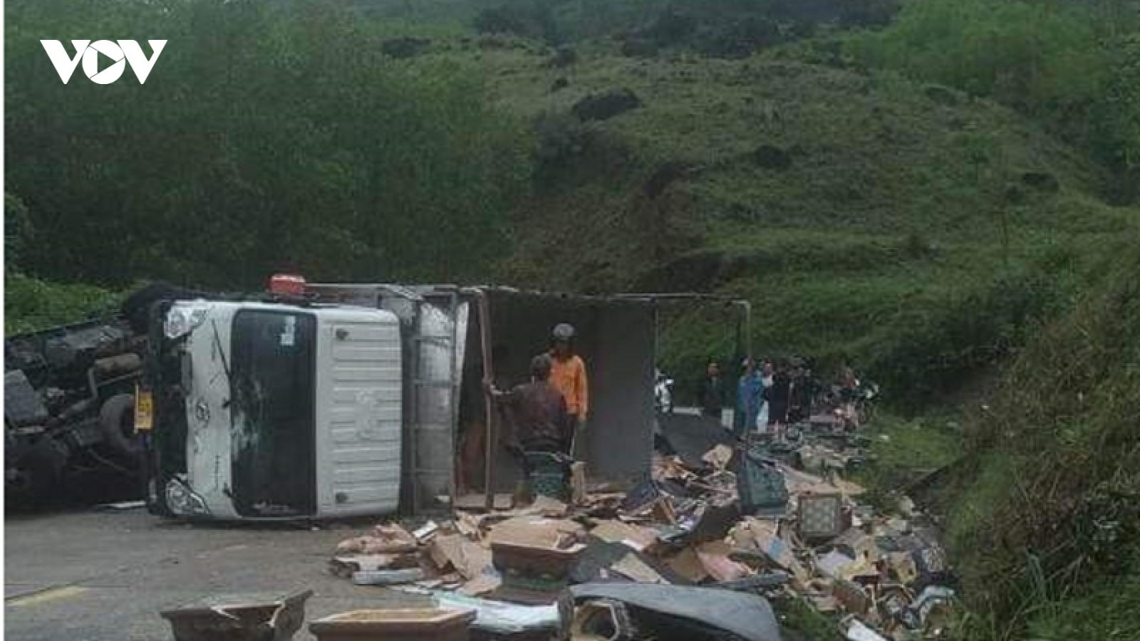 Xe tải của hai anh em tông nhau, lật nhào dưới chân đèo Vi Ô Lắc