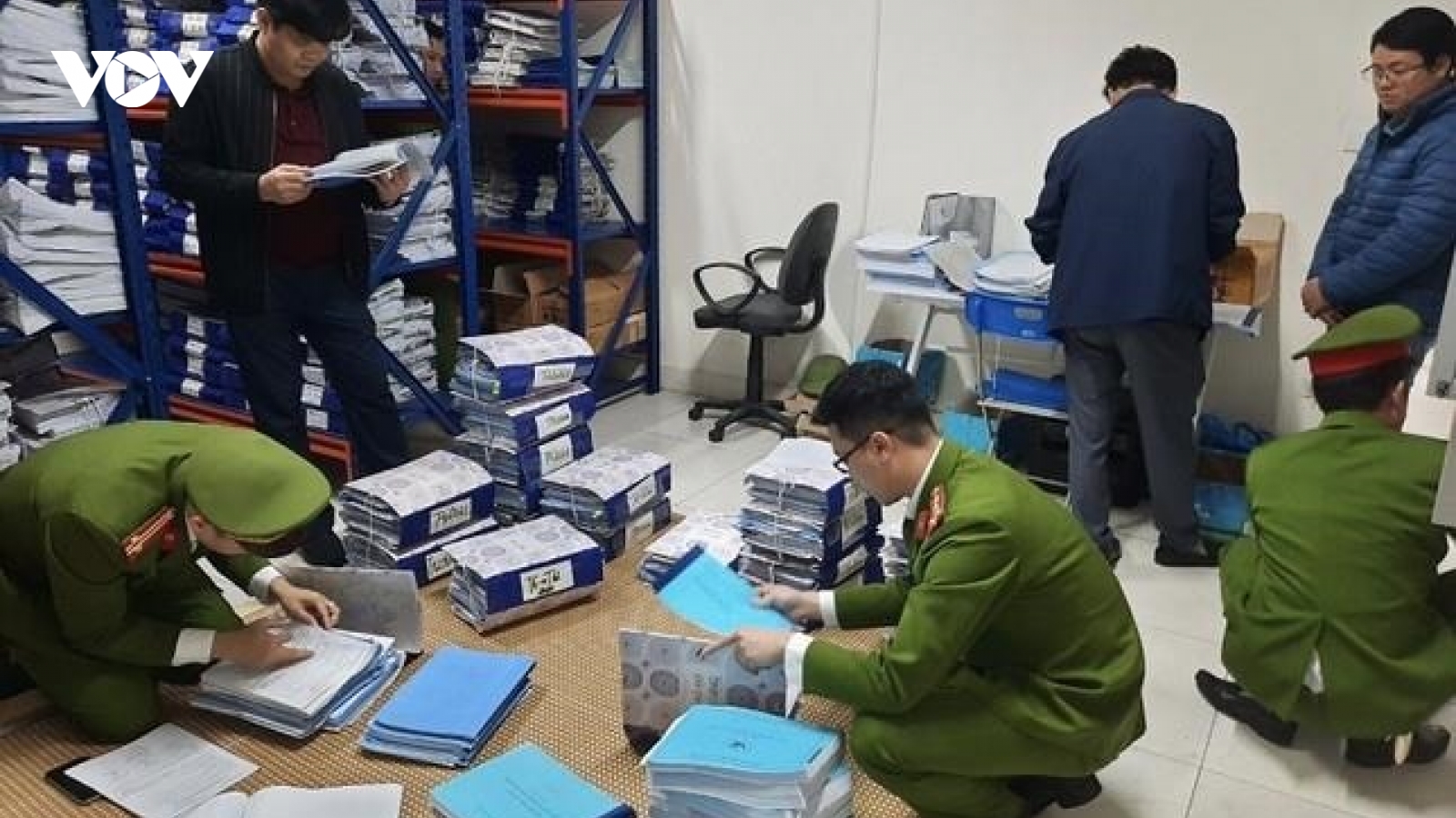 Bắt hai phó giám đốc trung tâm đăng kiểm ở Hải Dương
