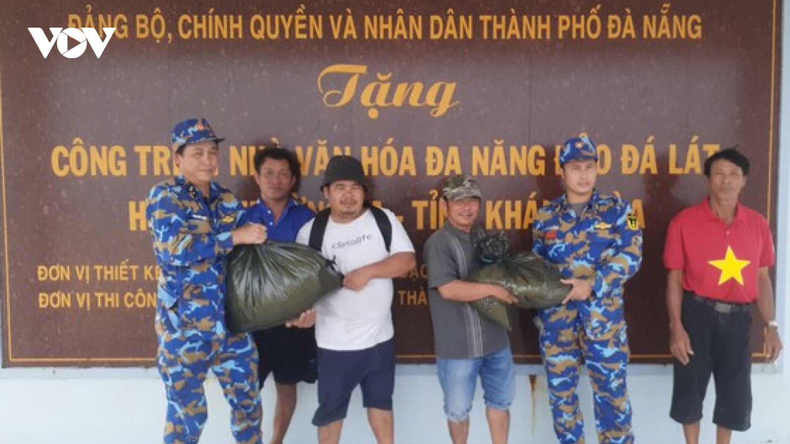 Kịp thời hỗ trợ hơn 500 ngư dân trên 131 tàu cá bị cạn lương thực do thời tiết xấu