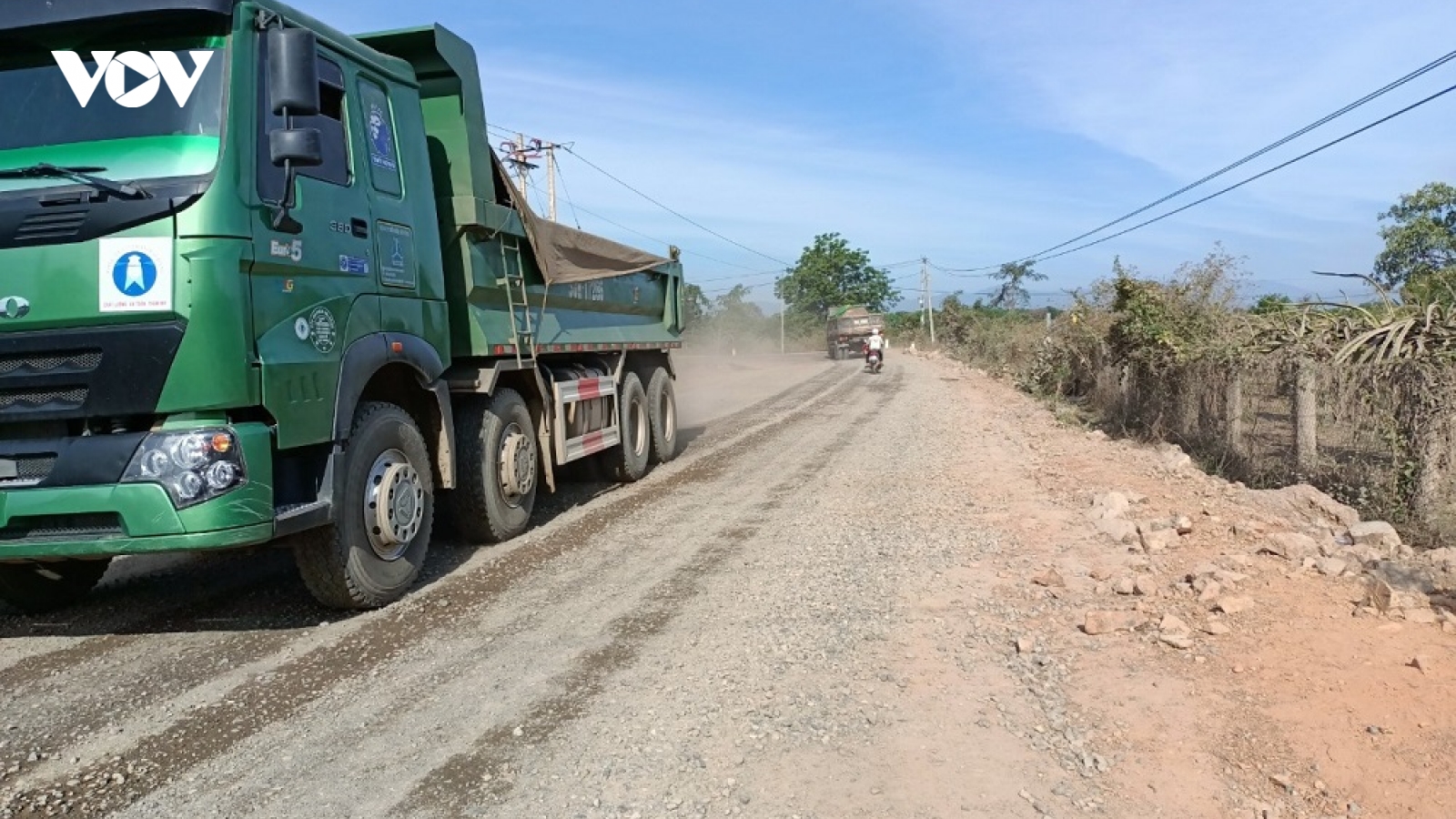 Nhiều tuyến đường vận chuyển vật liệu thi công đường cao tốc ở Bình Thuận bị băm nát