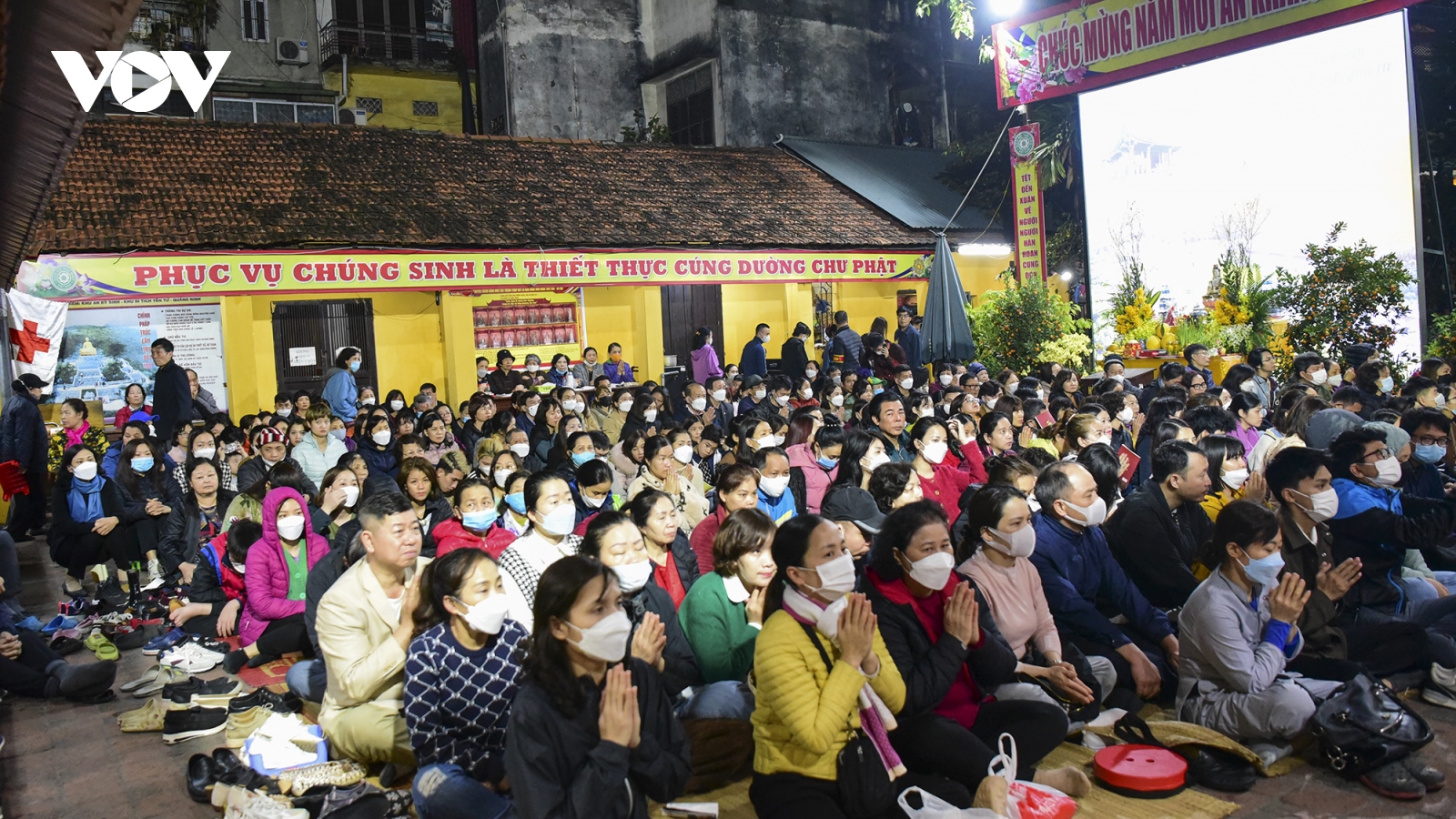 Lễ cầu an tại chùa Phúc Khánh, sân chùa không còn chỗ trống 