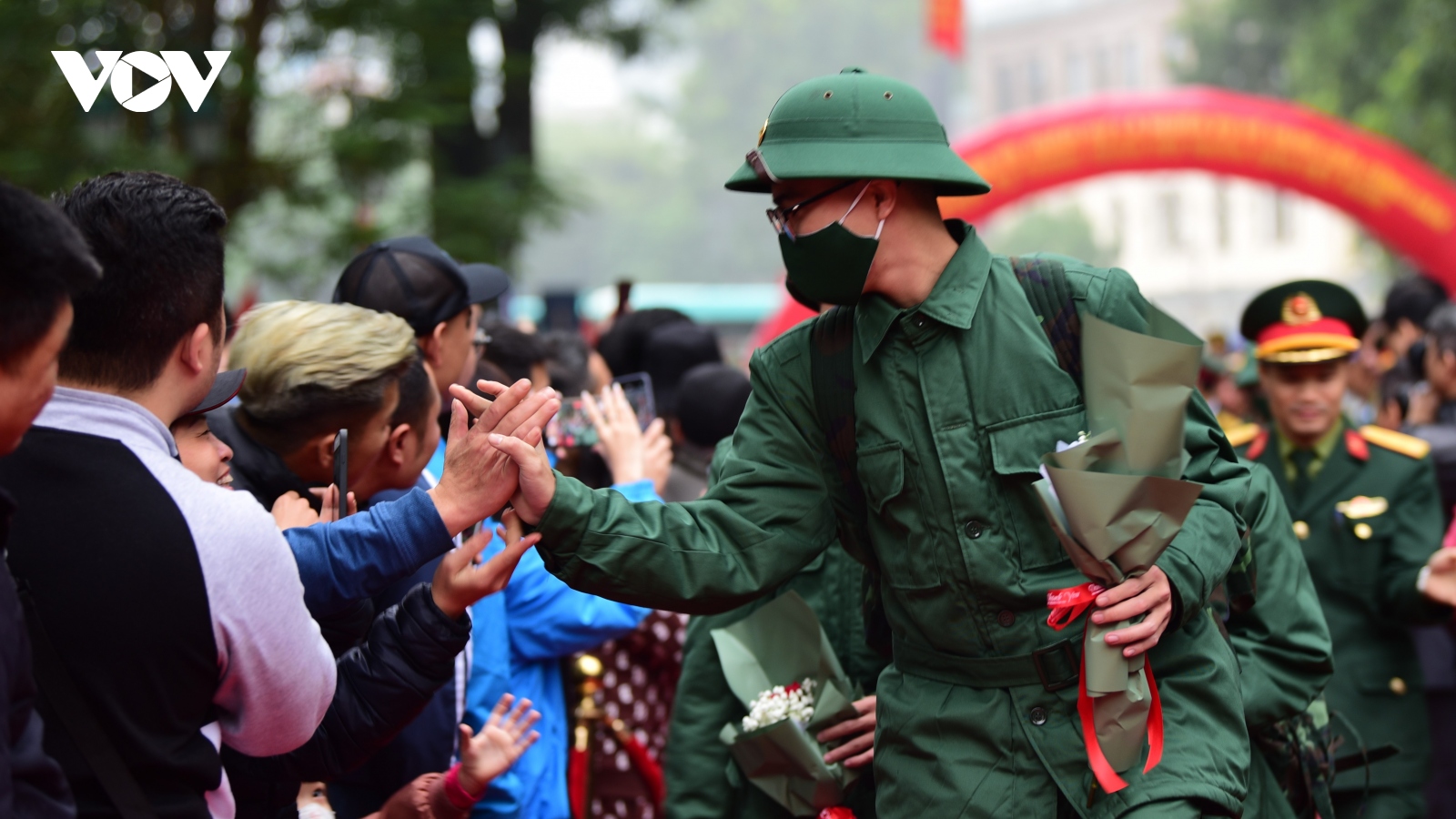 Hàng nghìn thanh niên Hà Nội bịn rịn chia tay người thân lên đường nhập ngũ