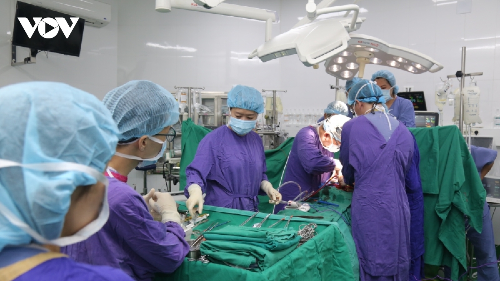 Bệnh viện Chợ Rẫy và Việt Đức trắng đêm nỗ lực ghép tạng xuyên Việt