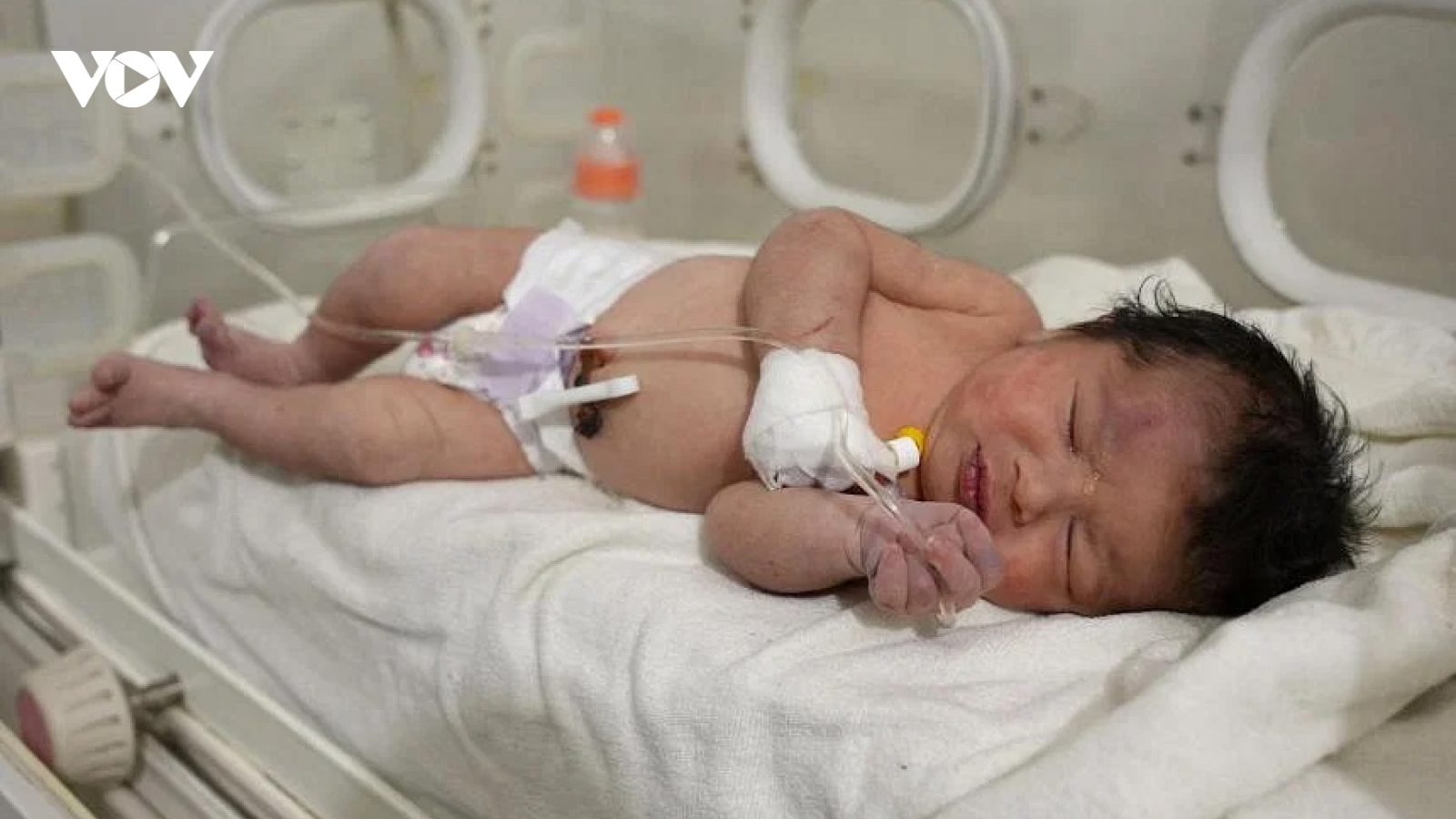 Bé gái sơ sinh được cứu khỏi đống đổ nát sau trận động đất ở Syria