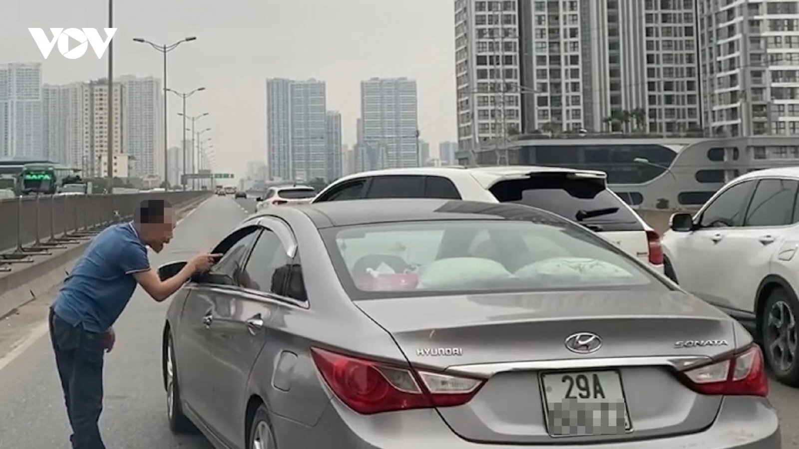 Làm rõ video tài xế Porsche chặn đầu ô tô khác để... "phun nước miếng"