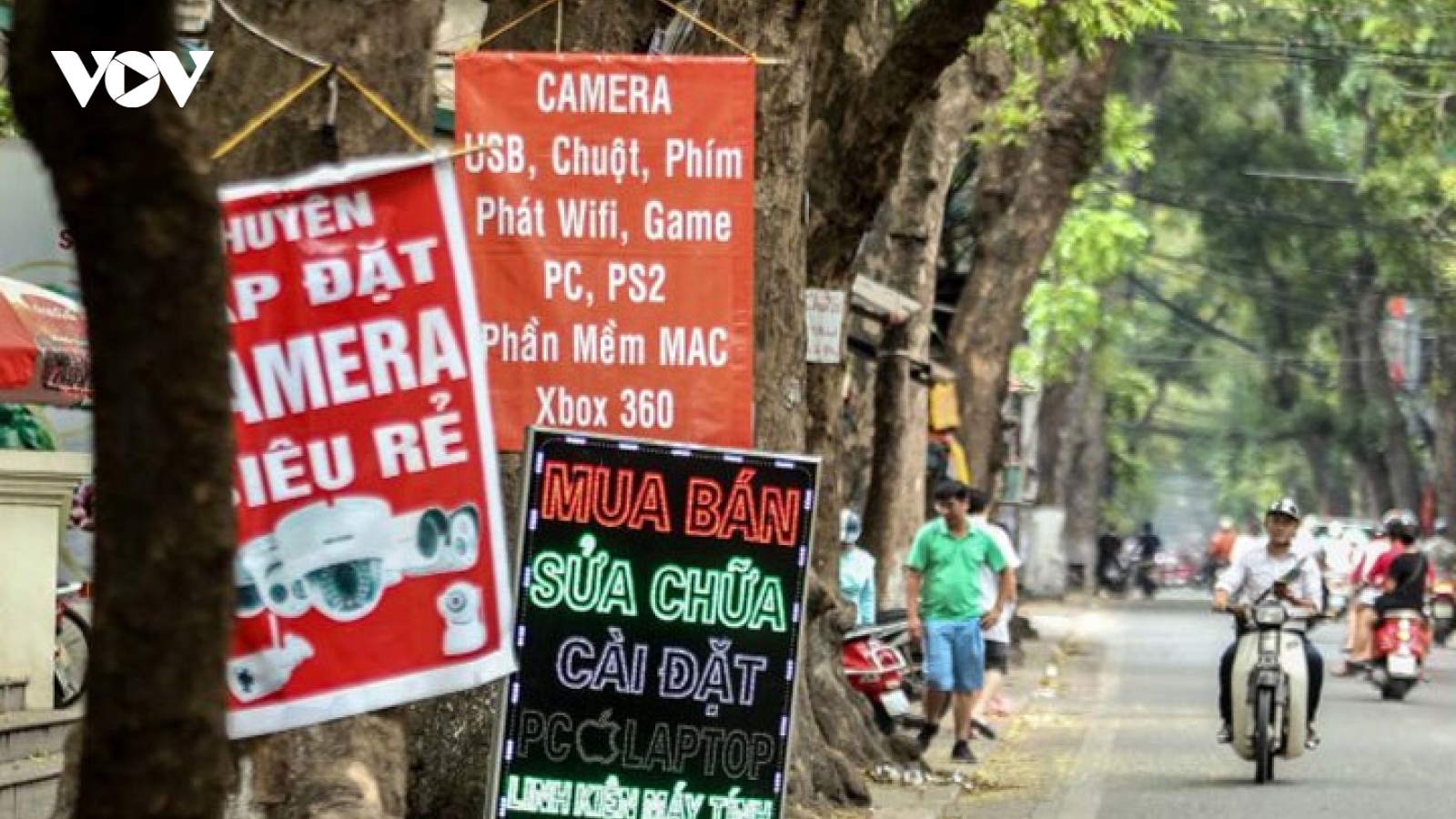 “Rác” quảng cáo treo, dán chi chít trên phố