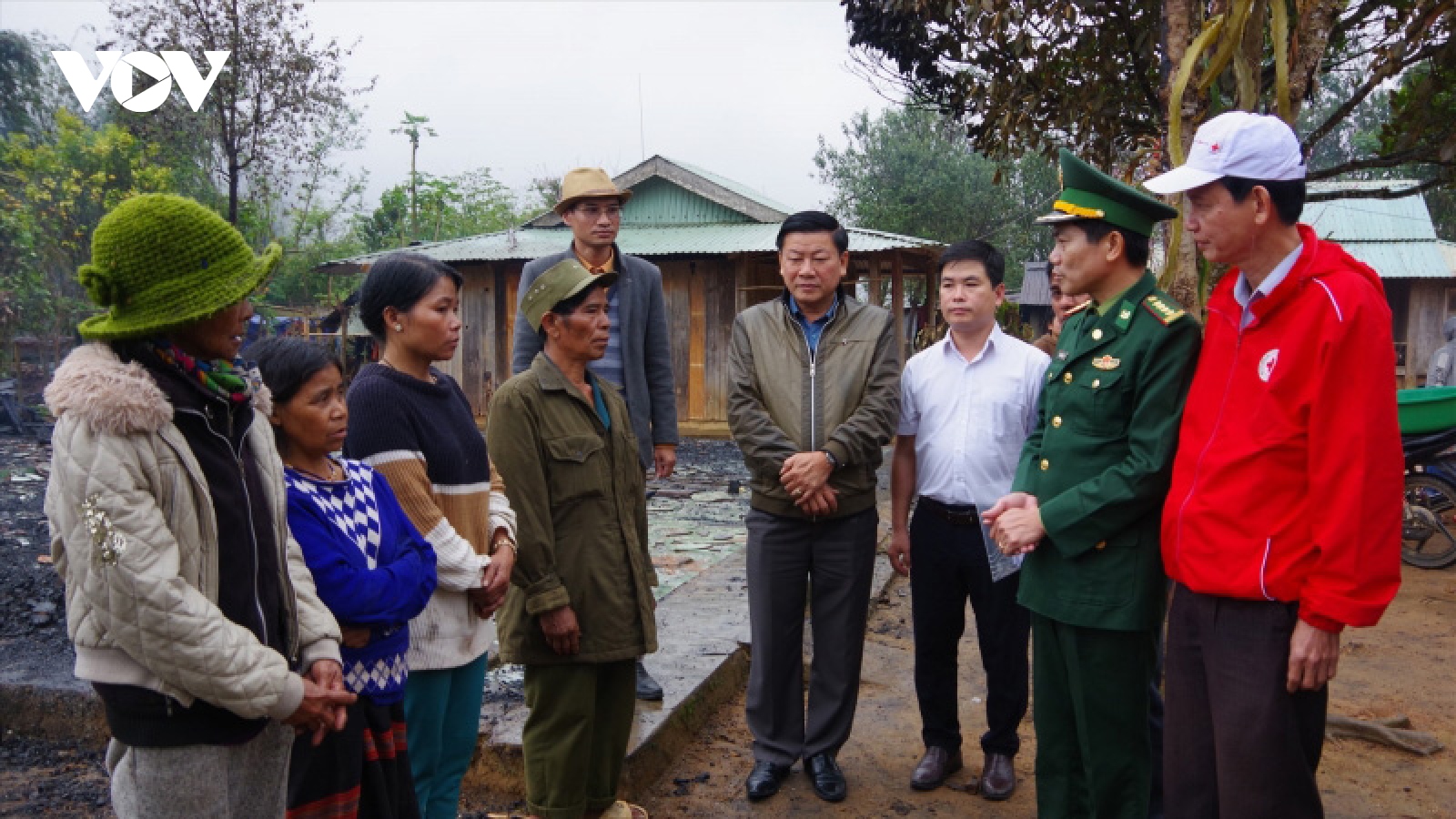 Hỗ trợ các gia đình bị cháy nhà tại huyện vùng cao Tây Giang