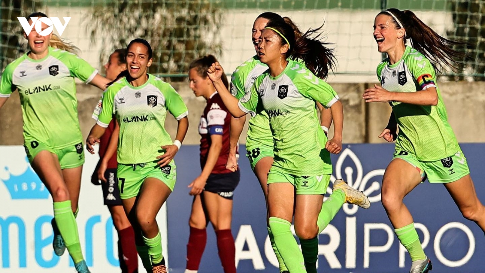 Huỳnh Như ghi siêu phẩm giúp Lank FC ngược dòng ấn tượng