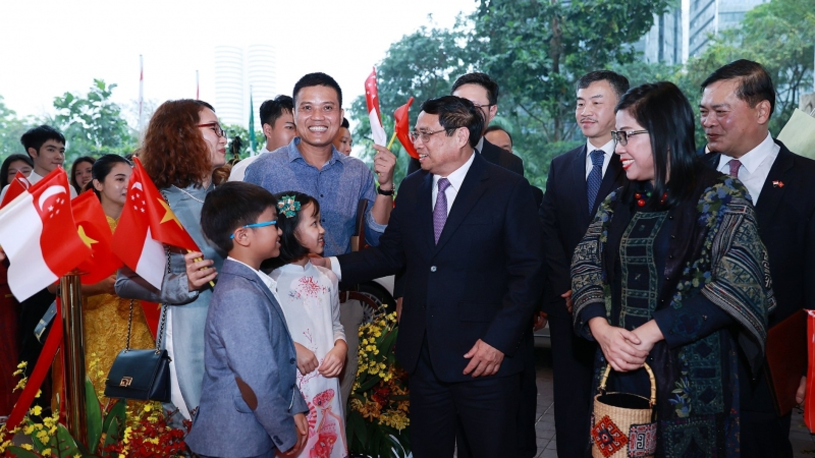 Thủ tướng gặp cán bộ, nhân viên Đại sứ quán và cộng đồng Việt Nam tại Singapore