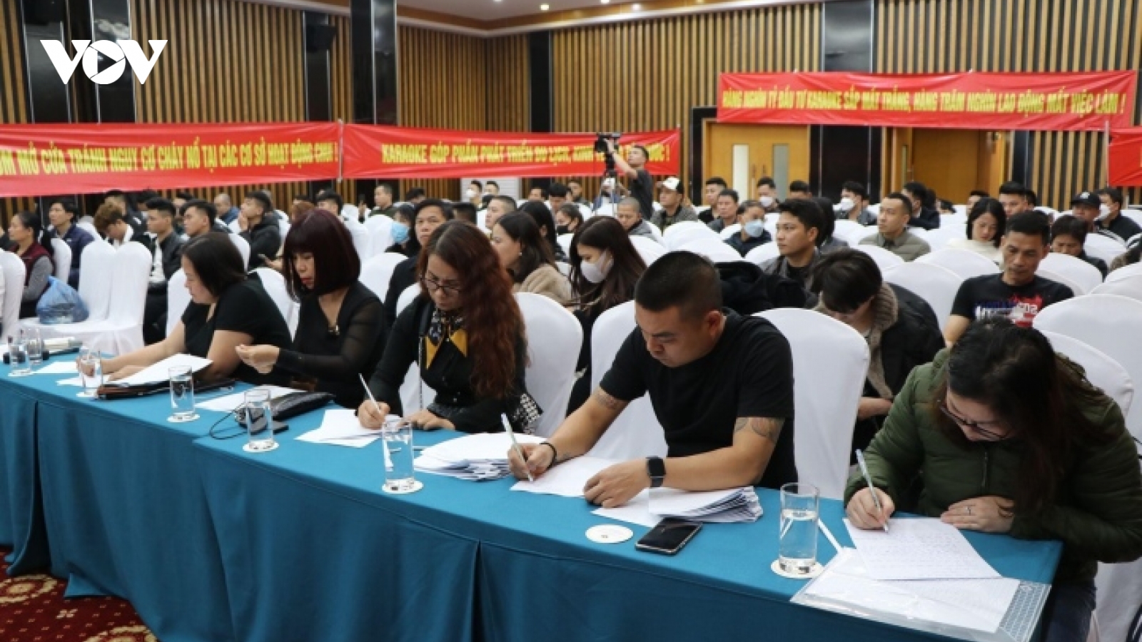 Hàng trăm chủ quán karaoke Hà Nội kêu cứu: Cảnh sát PCCC nói sẽ tháo gỡ