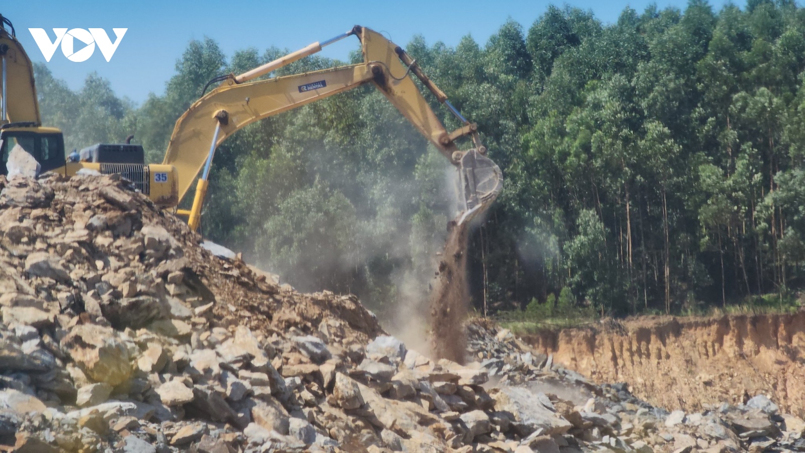 Chủ tịch Bắc Giang chỉ đạo khẩn trong khai thác, vận chuyển khoáng sản