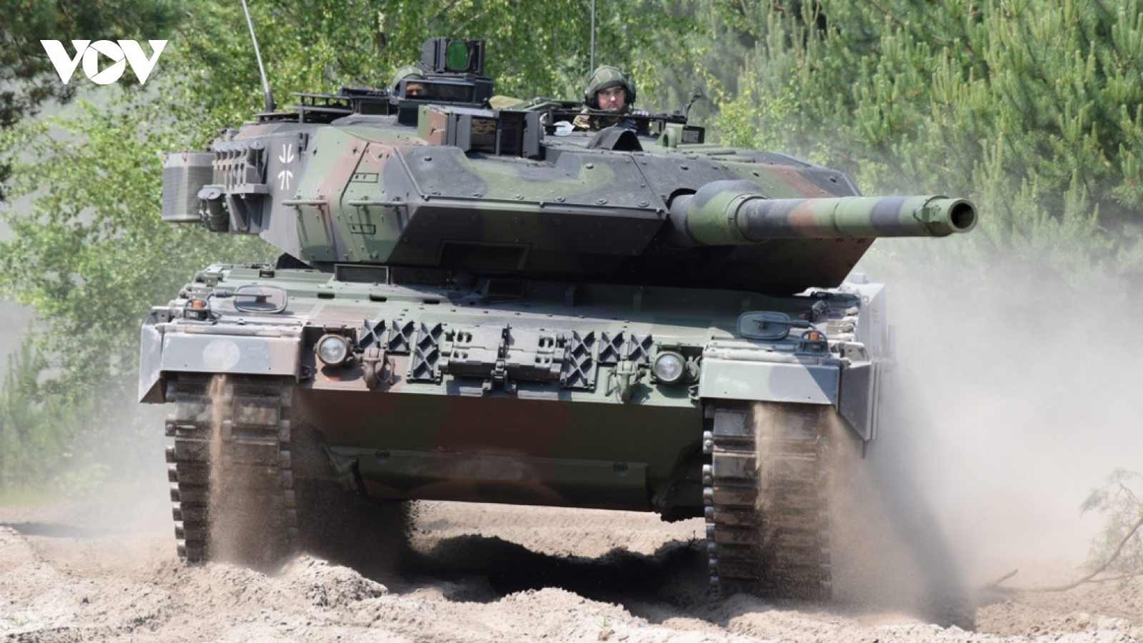 Cận cảnh binh sỹ Ukraine huấn luyện vận hành xe tăng Leopard 2 trên thao trường