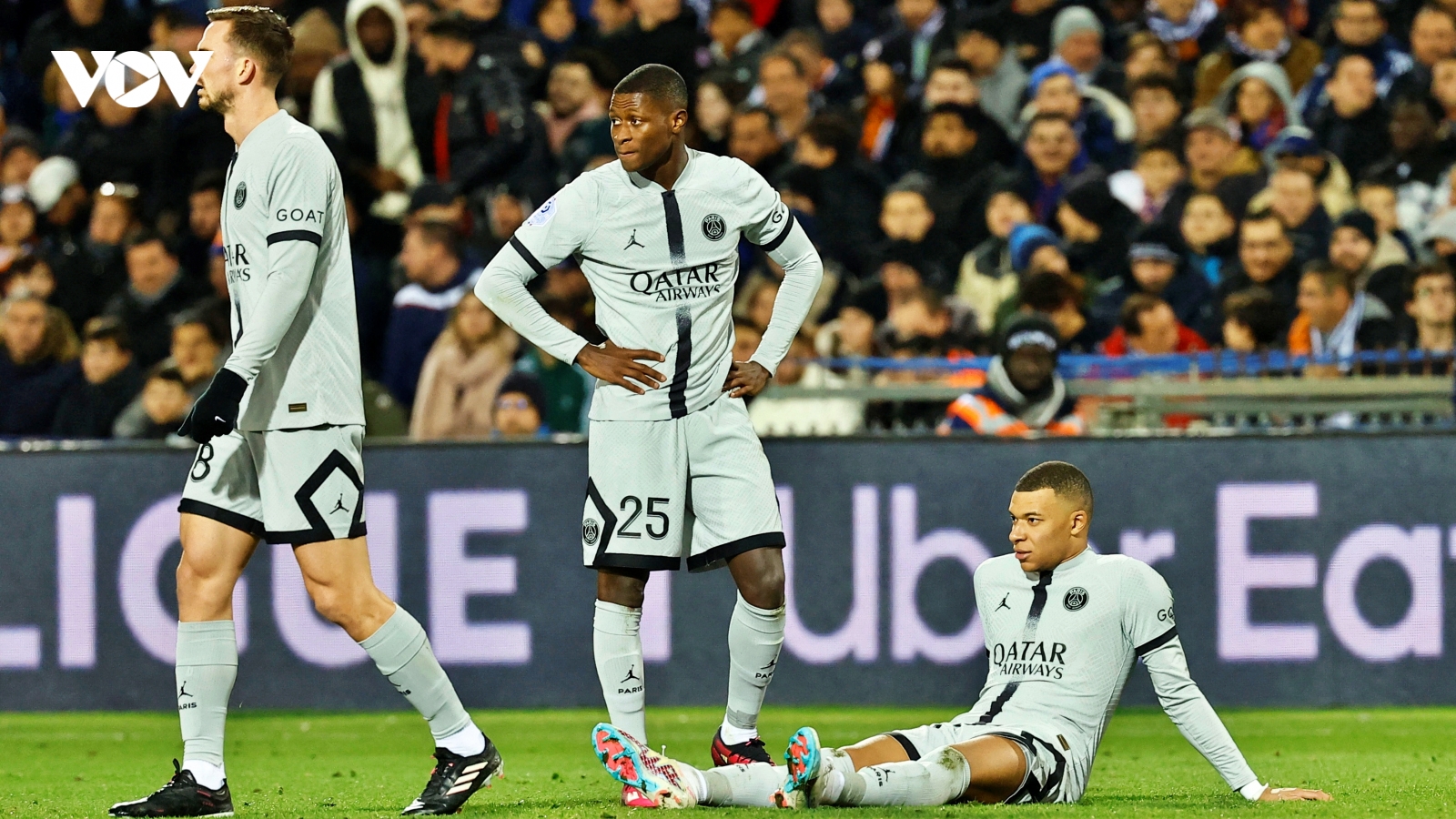 Mbappe dính chấn thương, nguy cơ lỡ trận đấu với Bayern