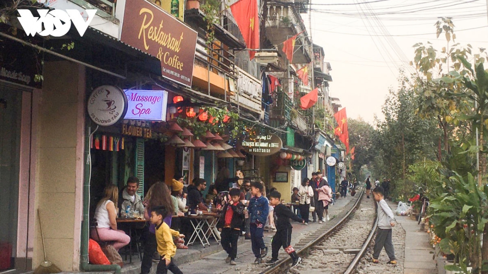 Xử lý vi phạm tại phố cà phê đường tàu sau phản ánh của Báo Điện tử VOV