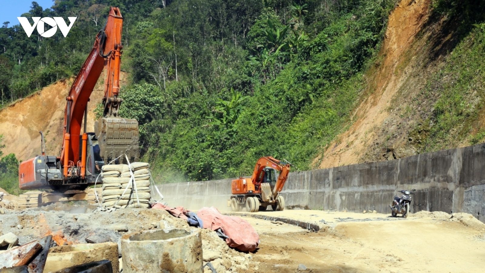 Quảng Nam đẩy nhanh tiến độ công trình giao thông miền núi