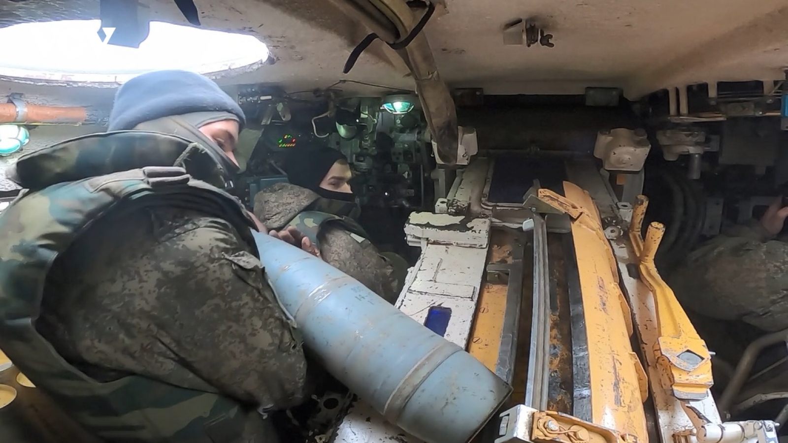 Pháo tự hành Msta-S của Nga nạp đạn rồi nã dồn dập vào vị trí quân Ukraine