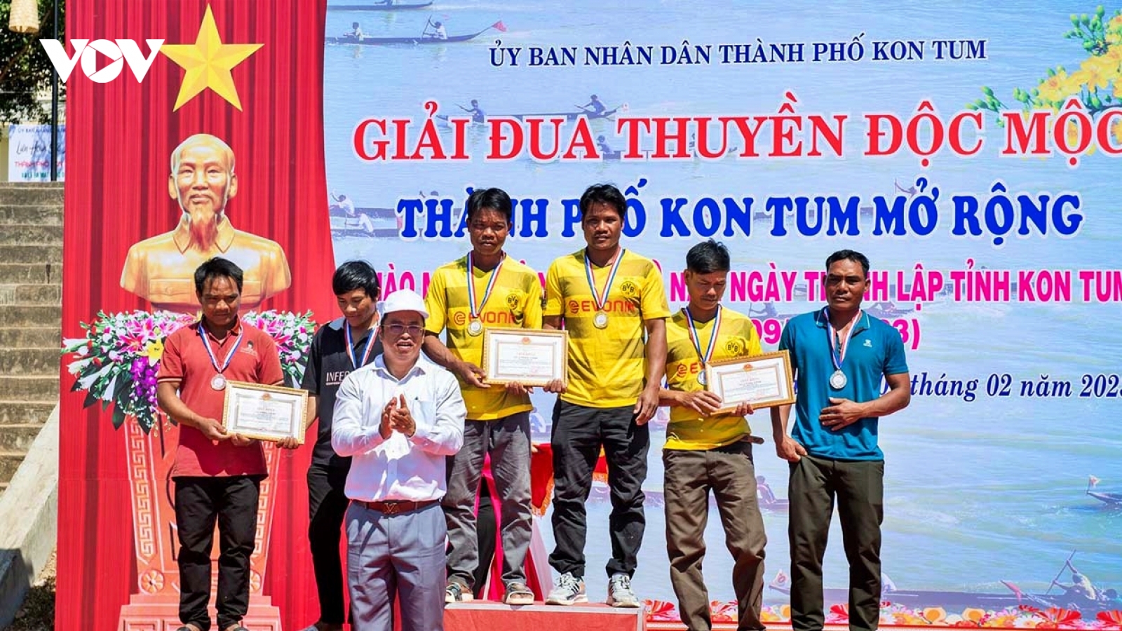 Sôi động Giải đua thuyền độc mộc trên sông Đăk Bla