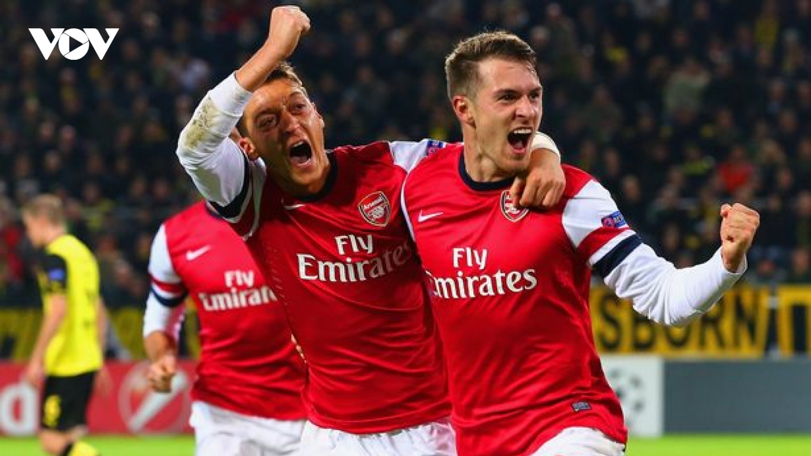 Cựu sao Arsenal giải nghệ ở tuổi 34
