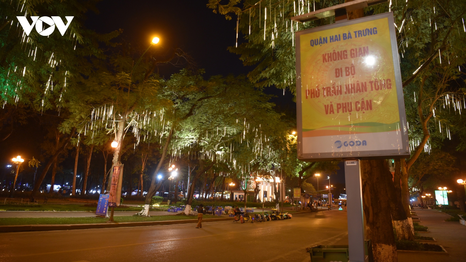 Một số phố đi bộ ở Hà Nội vắng vẻ, hàng quán ế ẩm tối cuối tuần