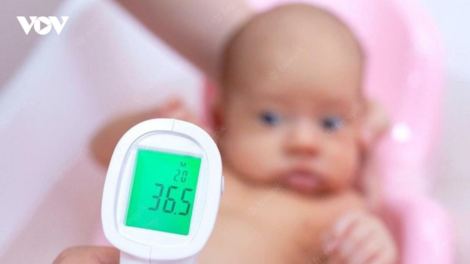 Phụ huynh cần chú ý gì khi tắm cho trẻ sơ sinh?