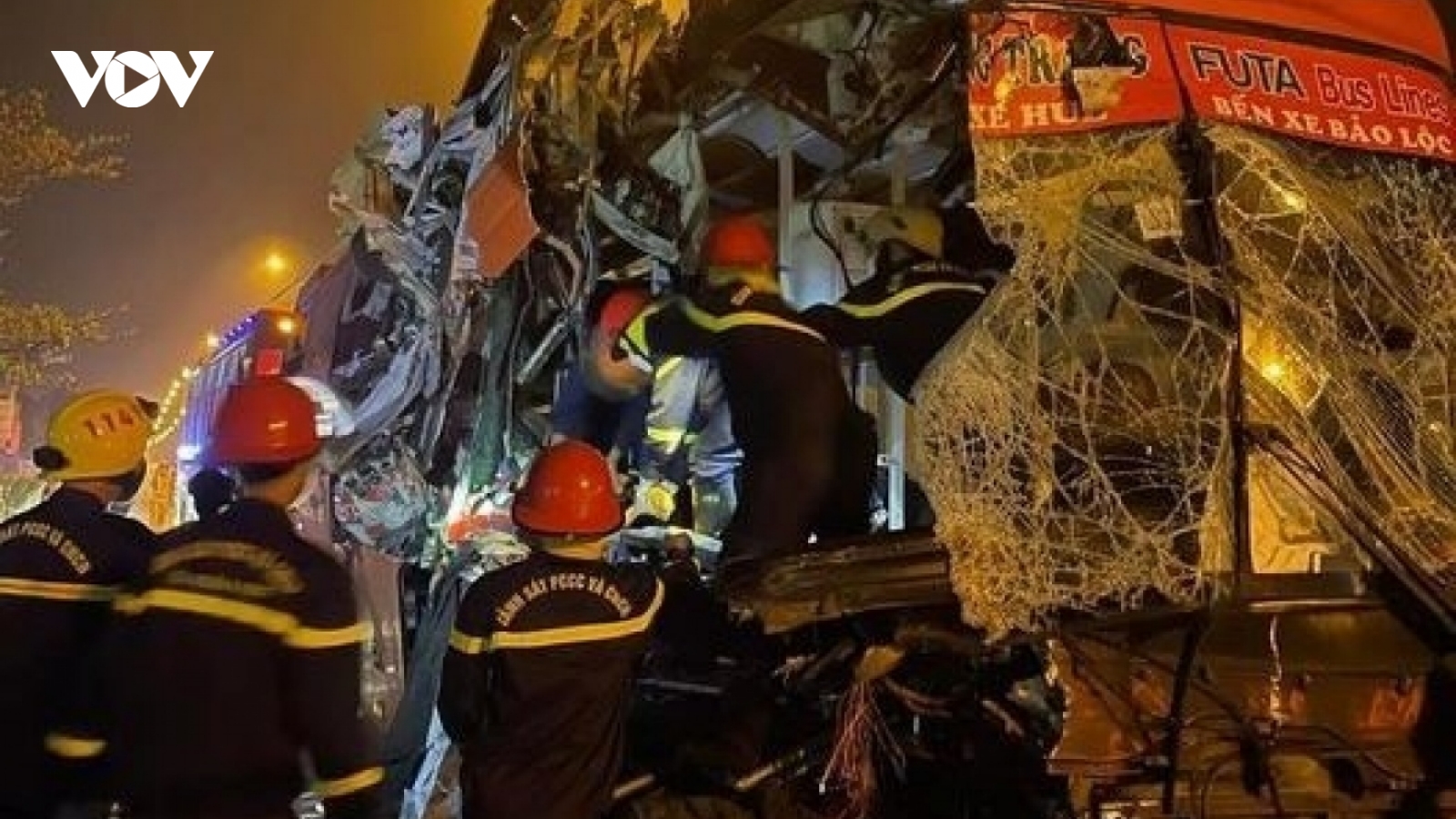 Three dead and over a dozen injured in Quang Nam van crash 