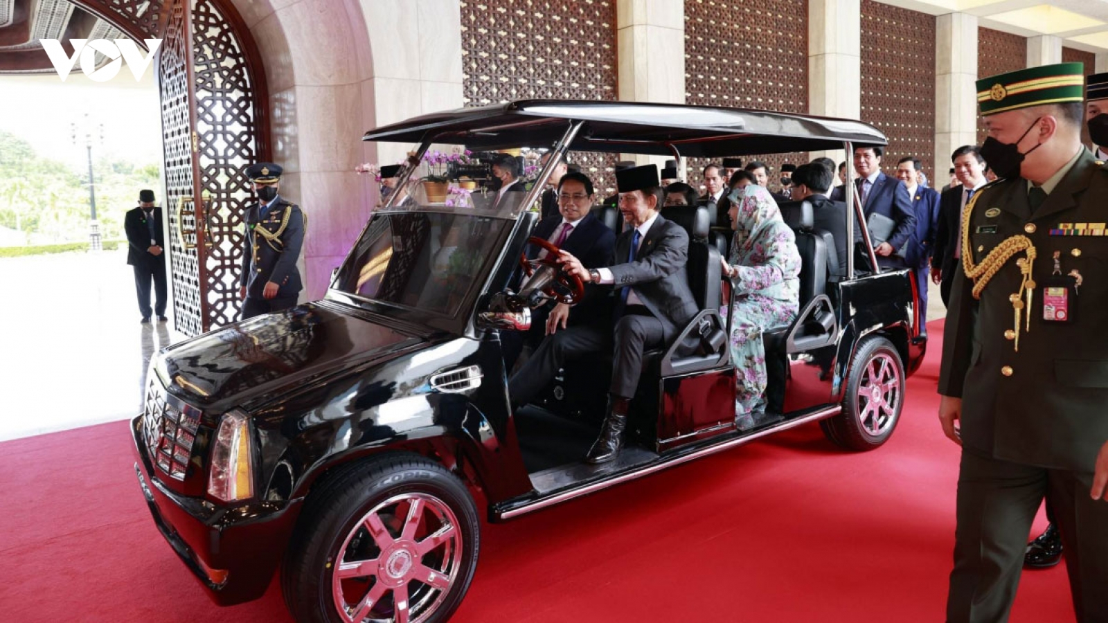 Quốc vương Brunei lái xe đưa Thủ tướng và phu nhân tham quan cung điện