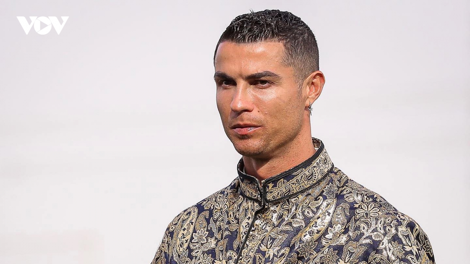 Ronaldo rạng rỡ trong trang phục truyền thống của Saudi Arabia