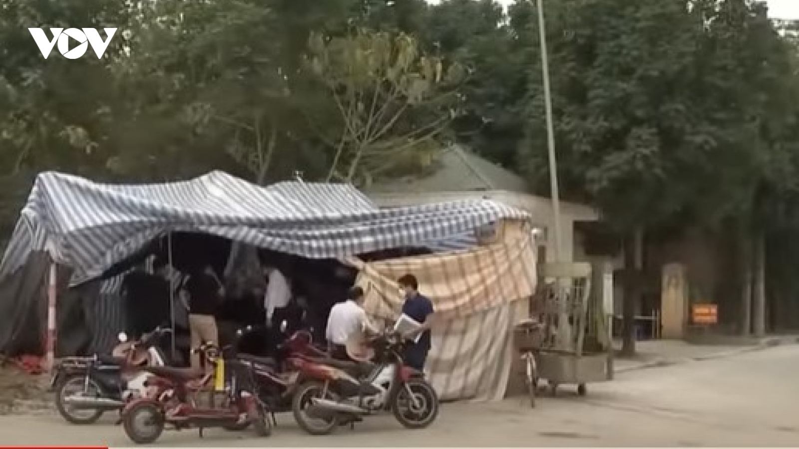 Người dân chặn xe vào bãi rác Xuân Sơn khiến hàng nghìn tấn rác ùn ứ