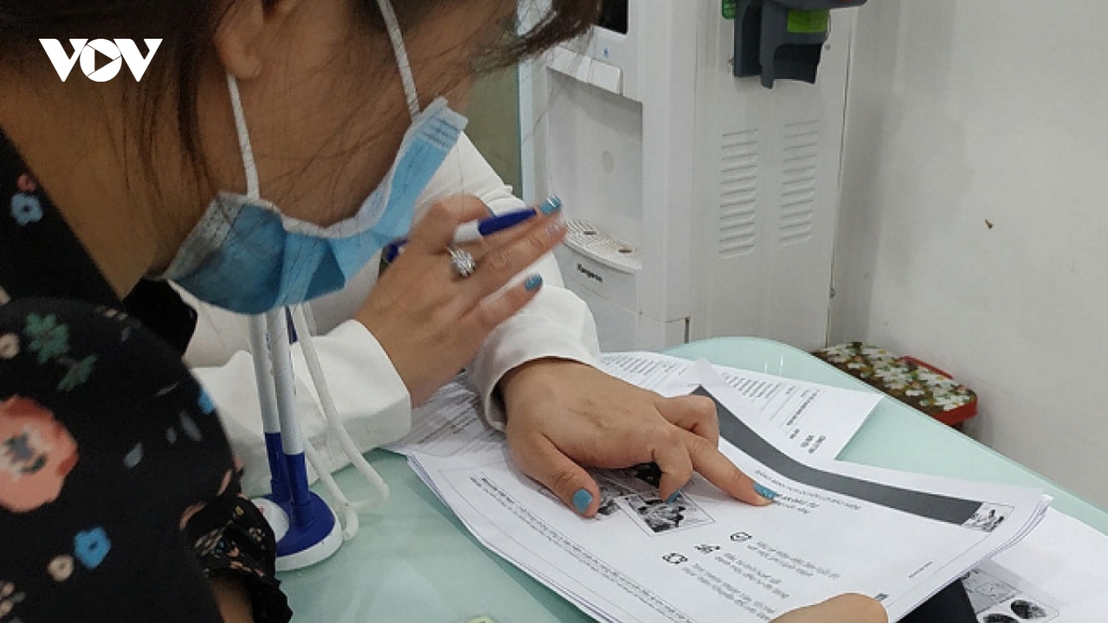 Ngân hàng Nhà nước lập đường dây nóng, xử lý trường hợp "ép" khách mua bảo hiểm