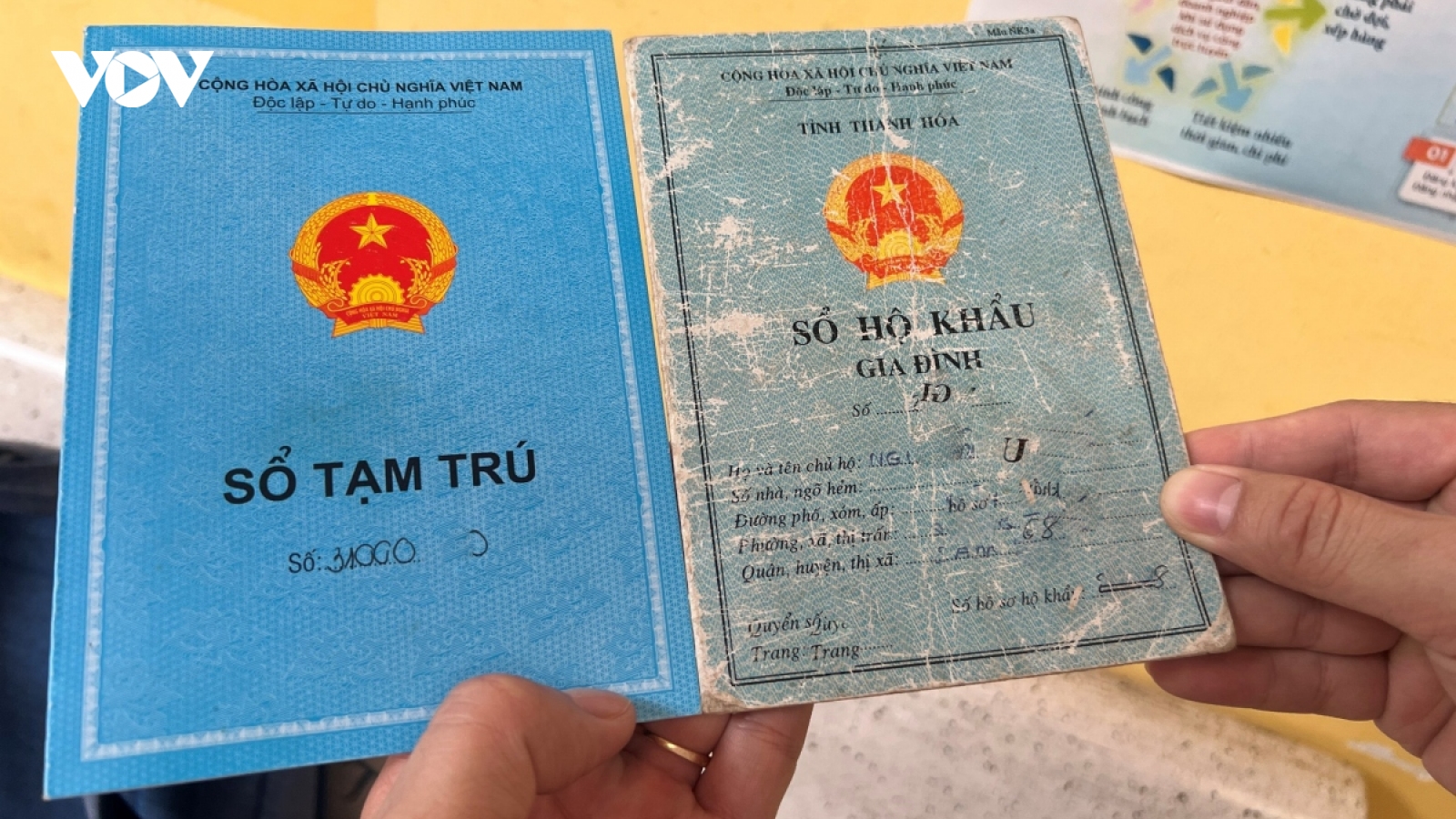 Thủ tướng yêu cầu không bắt người dân nộp sổ hộ khẩu, sổ tạm trú