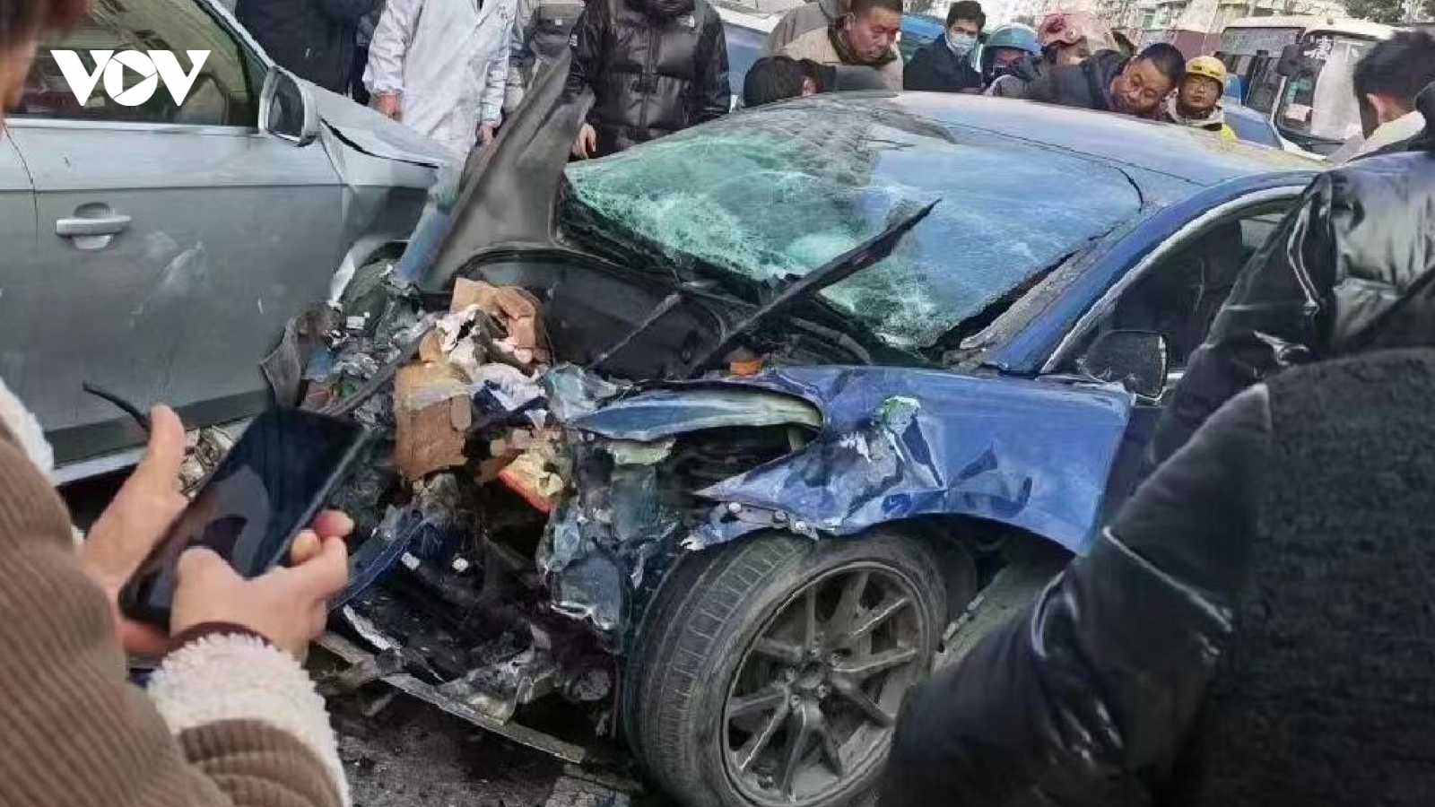 Tesla Model 3 đi tốc độ chóng mặt, đâm vào xe buýt và Audi