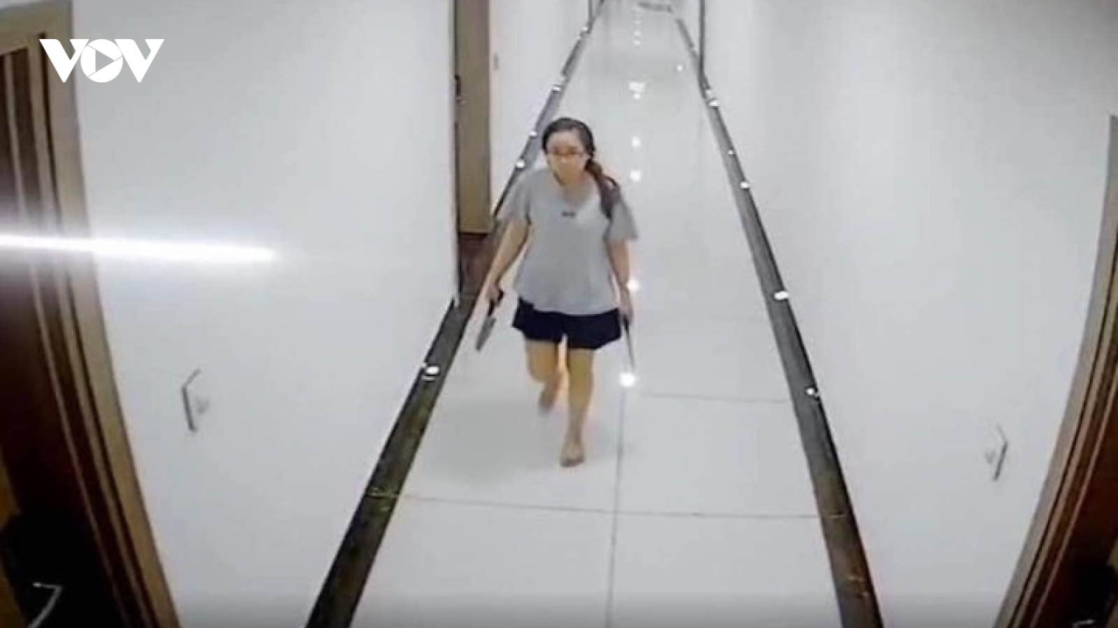 Người phụ nữ cầm dao đi dọc hành lang, đe doạ hàng xóm trong chung cư ở Hà Nội