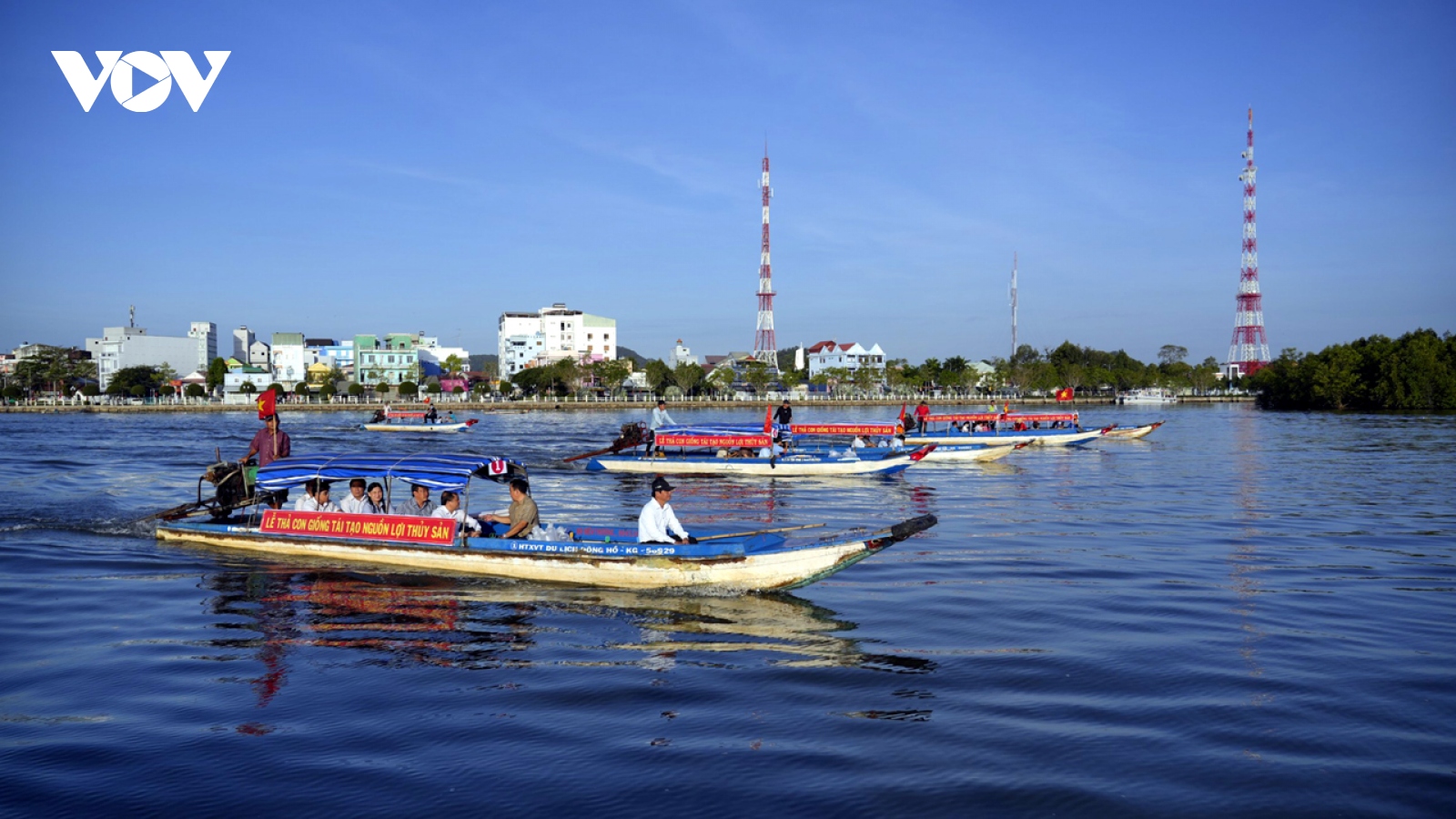 Hà Tiên thả hàng triệu con giống thuỷ sản trên đầm Đông Hồ 