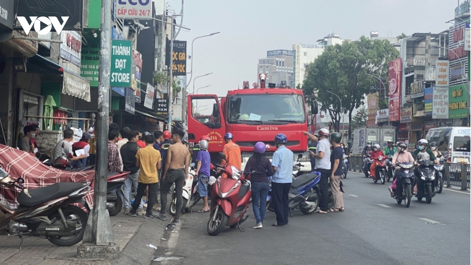 Cảnh sát cắt cửa cuốn để dập tắt đám cháy tại phòng khám thú y ở TP.HCM