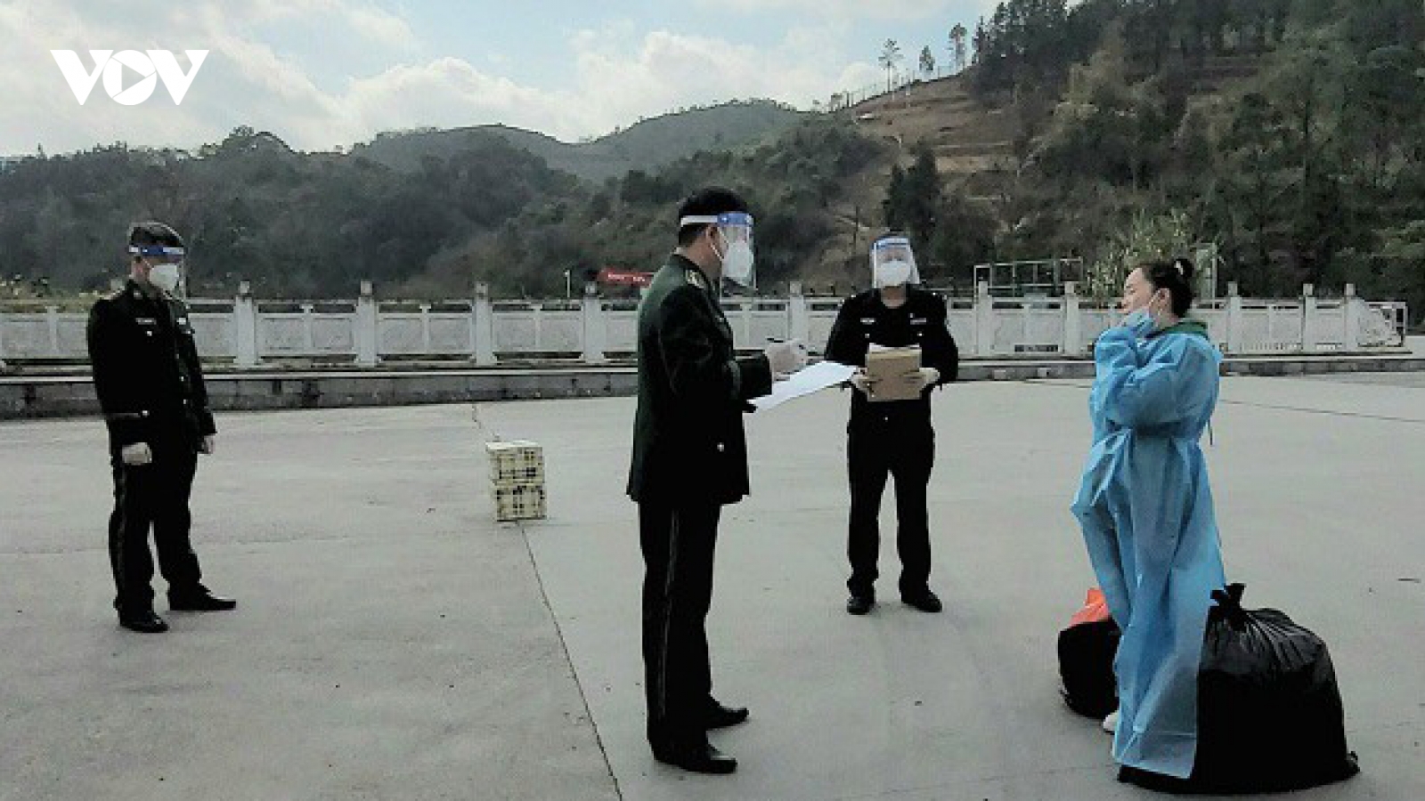 Phát hiện nhiều đối tượng truy nã trong nhóm công dân được trao trả qua biên giới