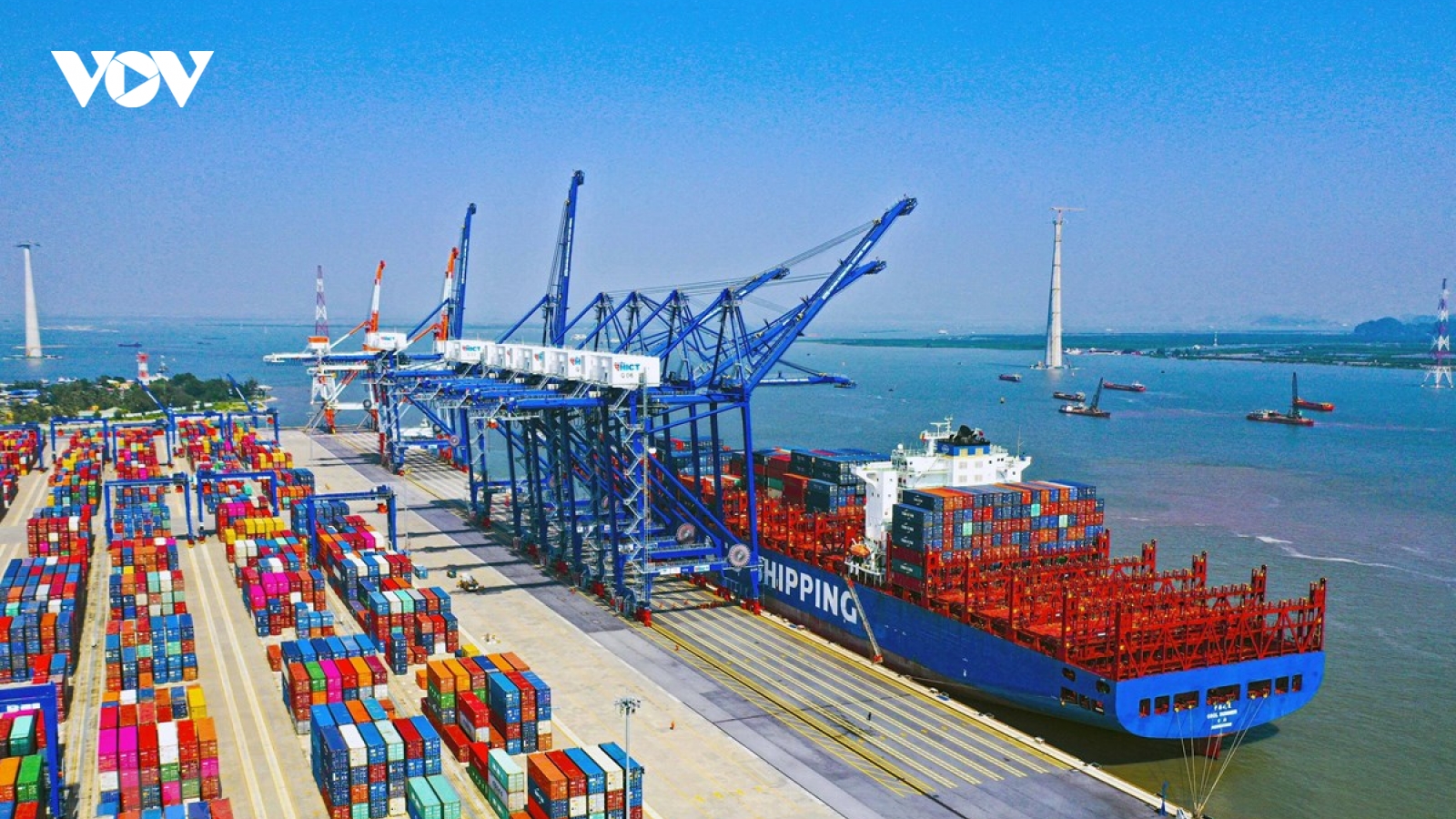 Thu ngân sách từ hoạt động xuất nhập khẩu giảm hơn 42% trong tháng đầu năm