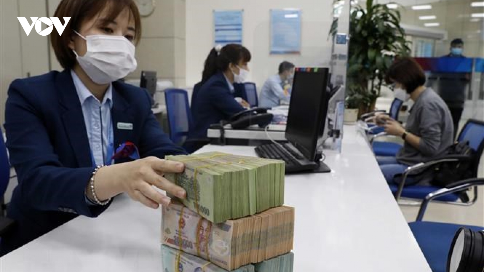 Ngân hàng giảm lãi suất vay với khách hàng doanh nghiệp