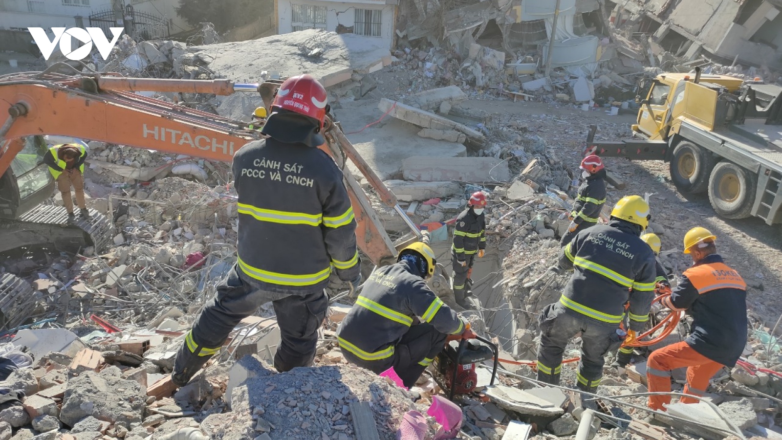 Các đội cứu hộ chạy đua với thời gian để tìm kiếm nạn nhân động đất Thổ Nhĩ Kỳ